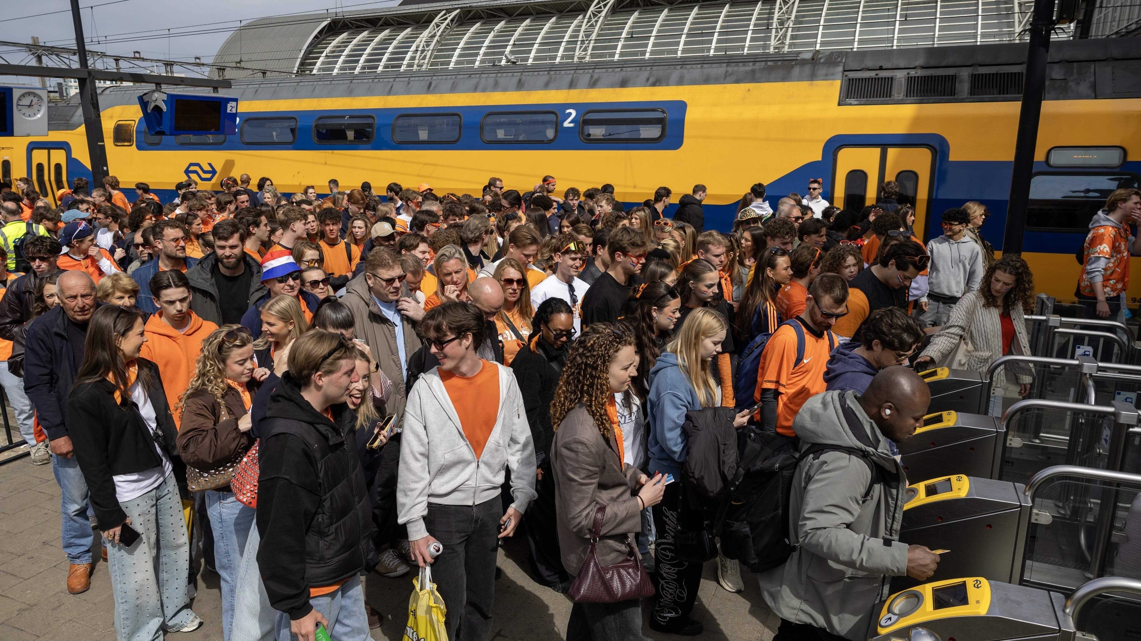 LIVE | Eerste Koningsdaggangers richting huis, grote drukte op stations in grote steden
