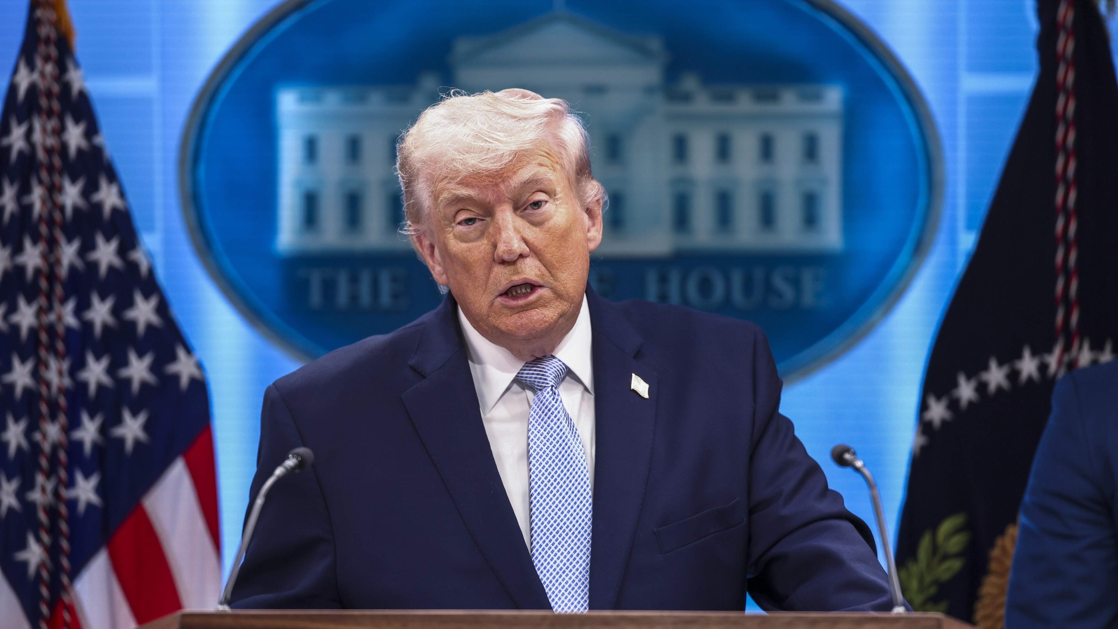 LIVE | Donald Trump pronkt tijdens persconferentie over oorlog Iran: ’155 vliegtuigen betrokken bij tweede reddingsoperatie’