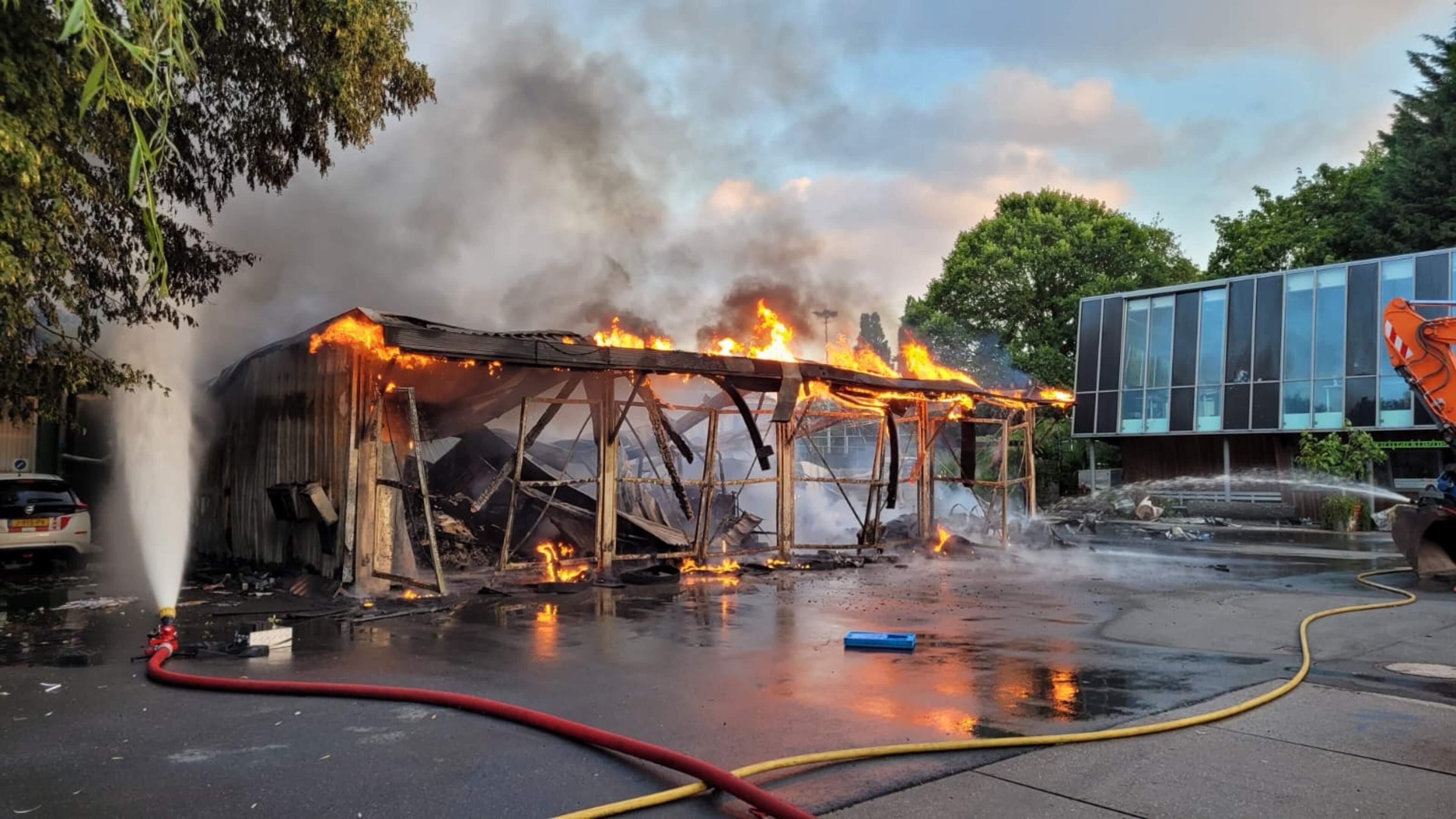 Veel rook zichtbaar in Amsterdam door grote brand, ’mogelijk iets geëxplodeerd’