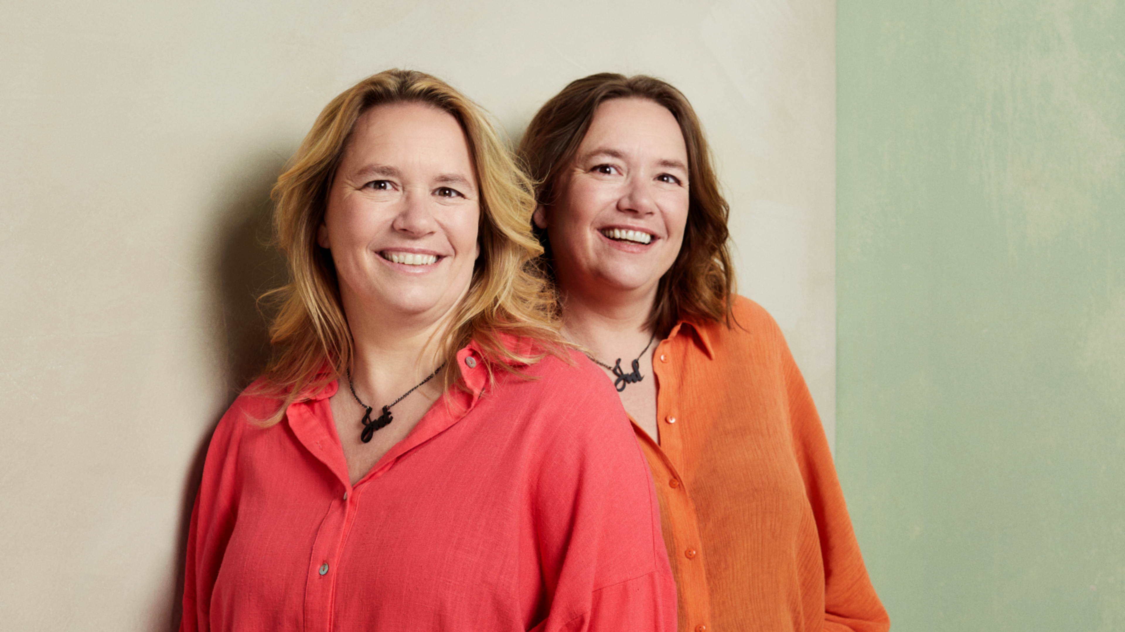 Tweelingzussen Sonja en Martine (51) wonen met hun mannen in hetzelfde huis: ’Door hen bedacht’