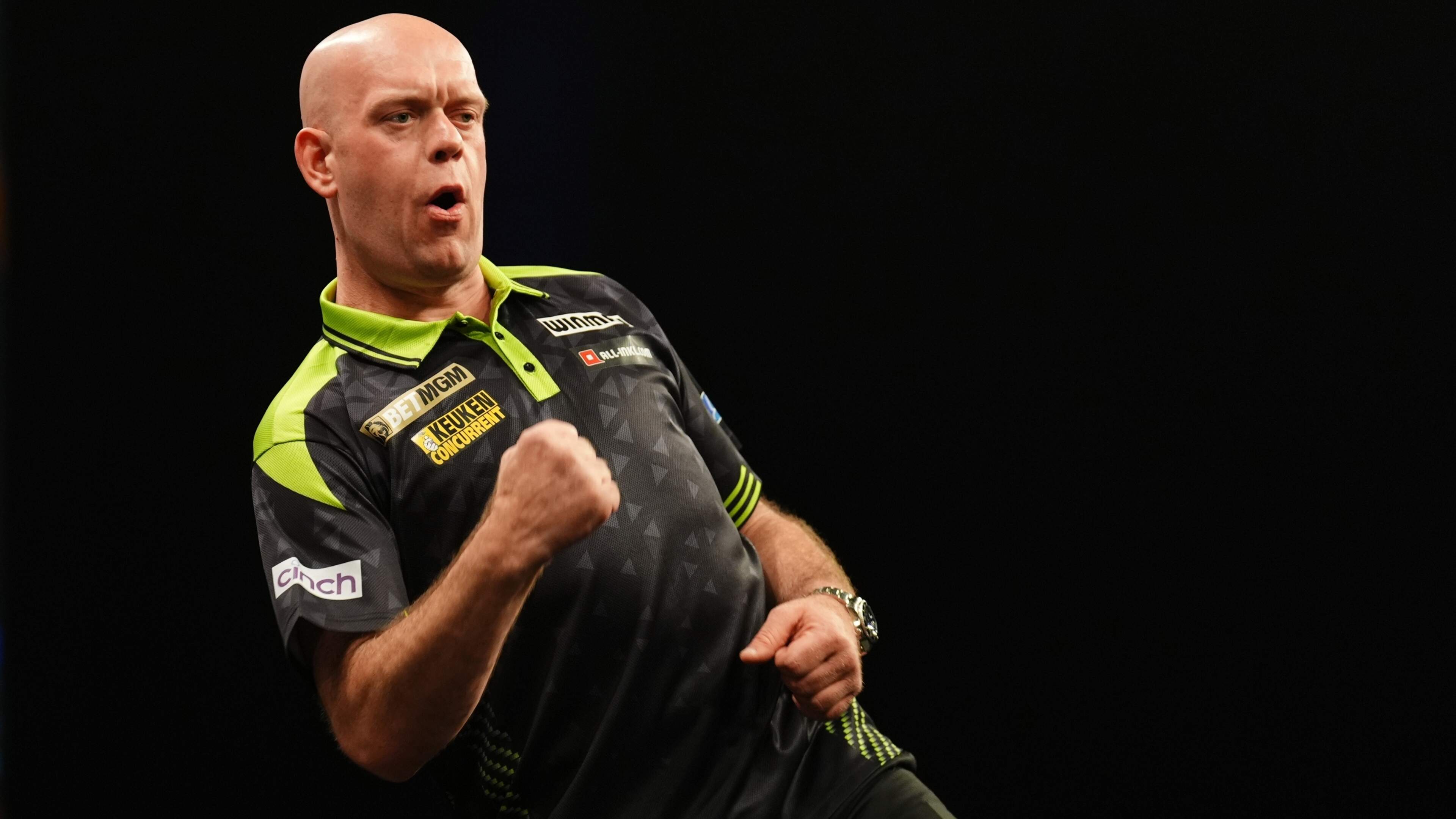 Michael van Gerwen is met waanzinnig gemiddelde en winst in finale tegen Dirk van Duijvenbode in topvorm op Players Championship in Leicester