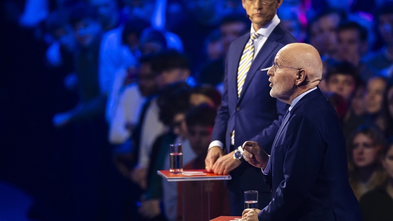 Joost Eerdmans (JA21) en Frans Timmermans (GL/PvdA) tijdens het EenVandaag-Verkiezingsdebat in Ahoy in Rotterdam. 