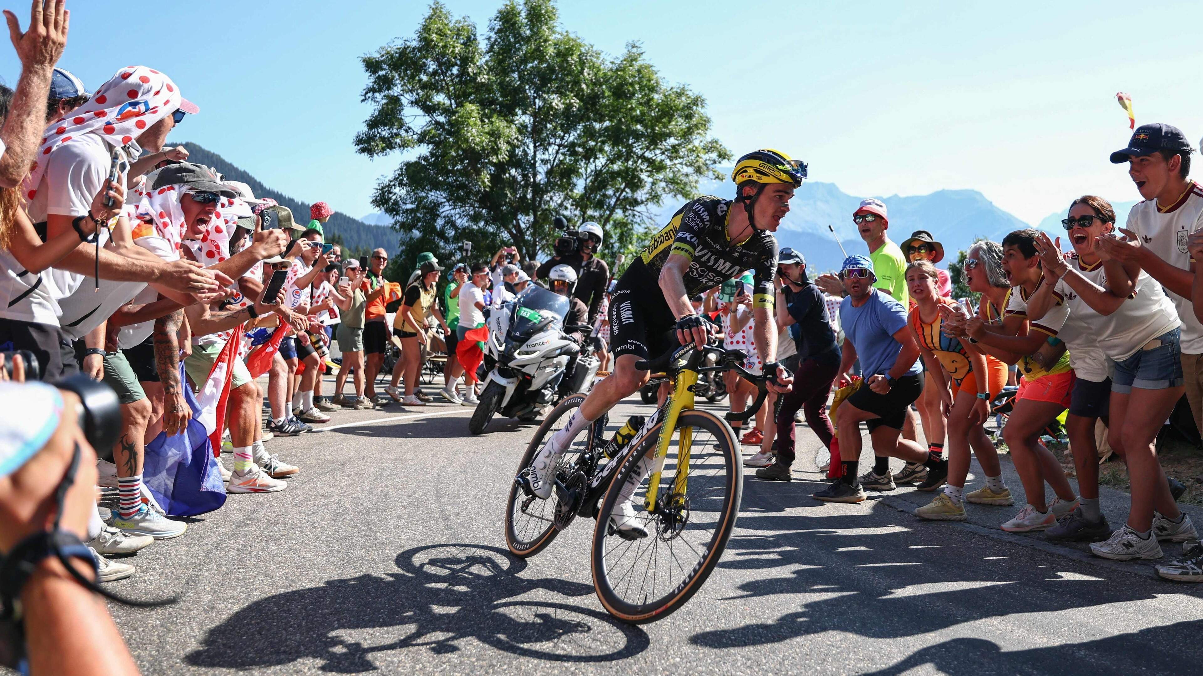 LIVE Tour de France | Sepp Kuss gaat solo, groep met Tadej Pogacar nadert op Col de Sarenne