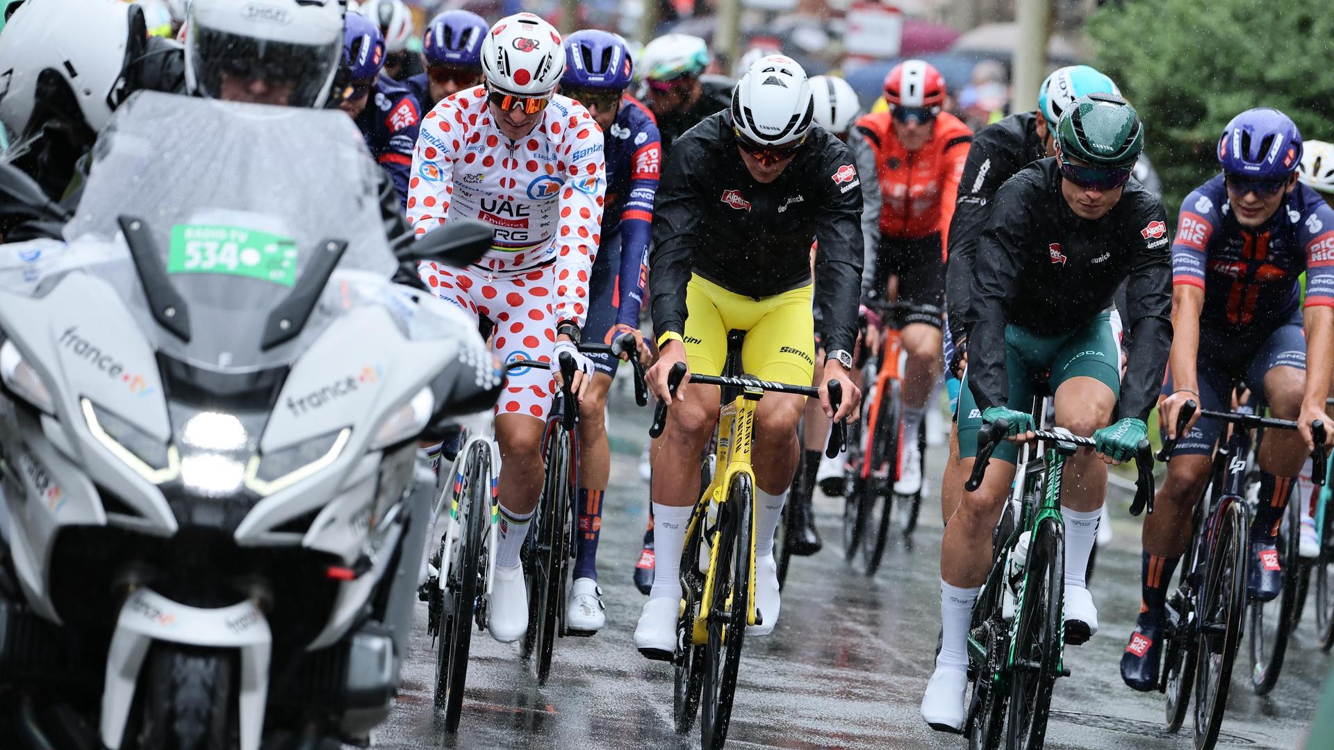 Het peloton is vertrokken voor de derde Tour-etappe.