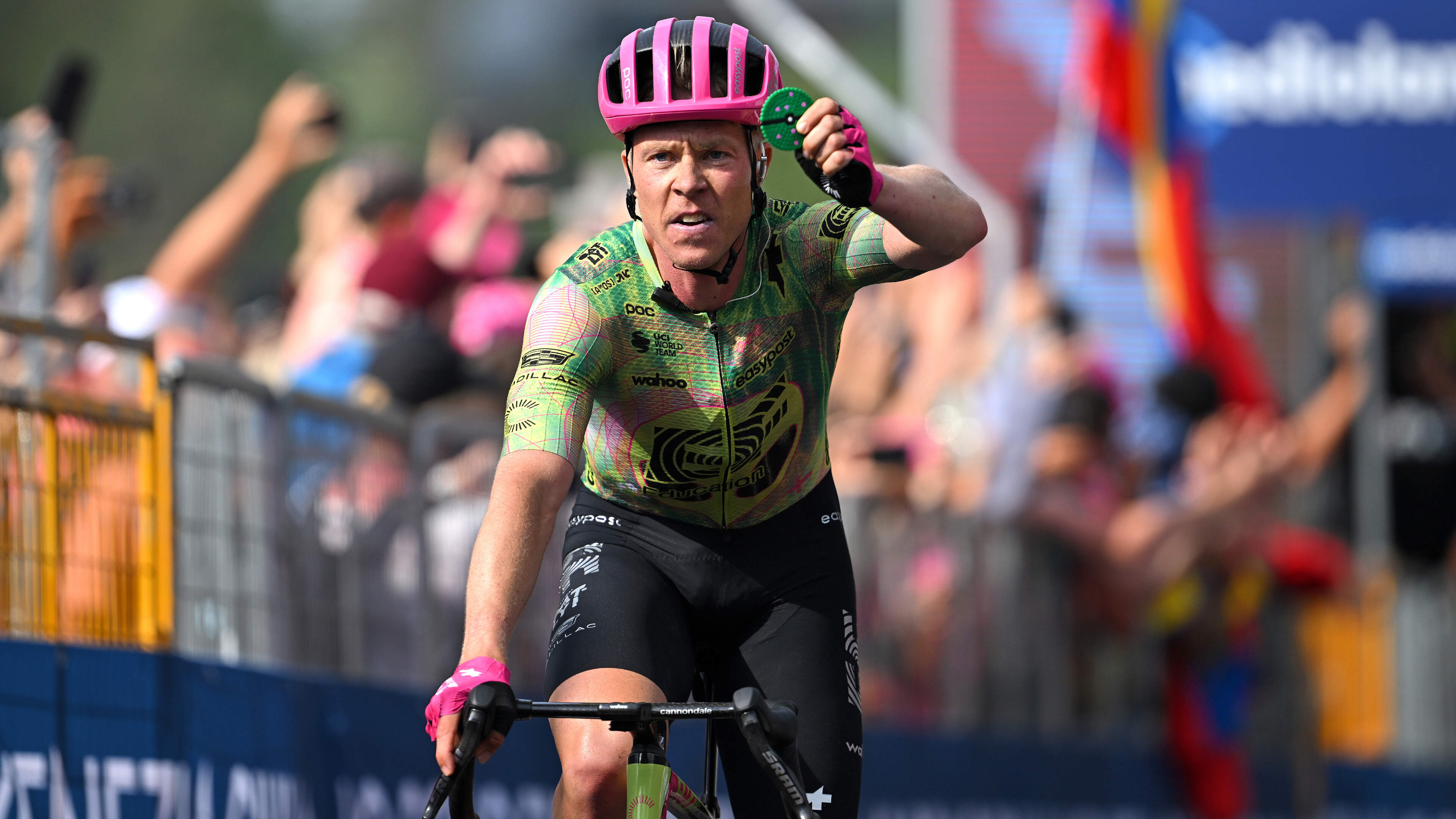 Michael Valgren sprint solo naar zege in 17e etappe Giro d’Italia