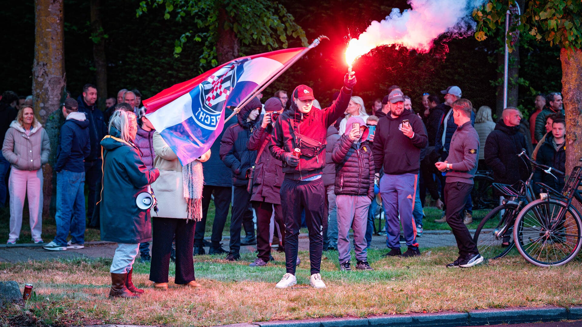 Opnieuw protest in Loosdrecht, op afstand van noodopvang | De Telegraaf