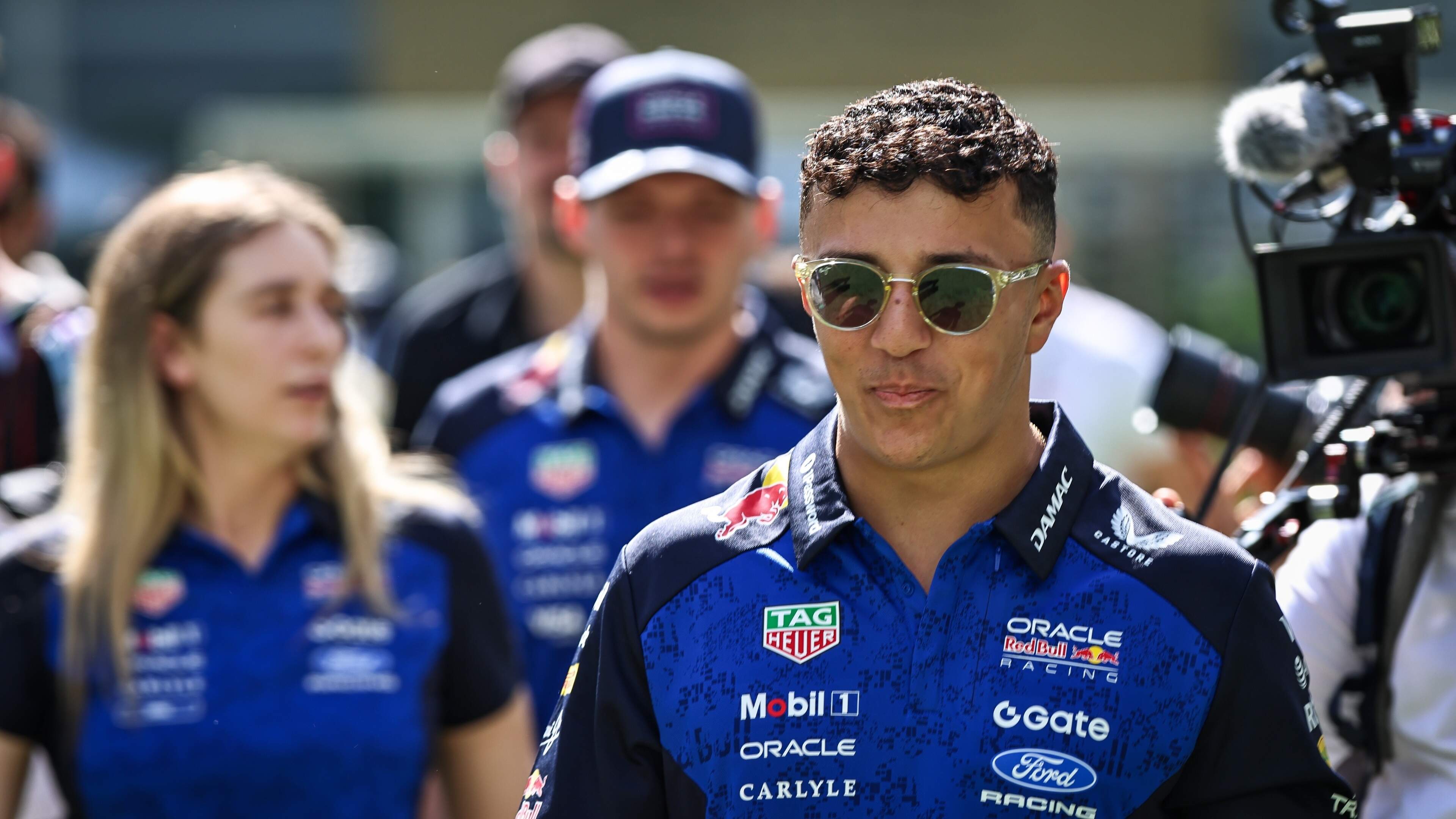 Isack Hadjar zoekt naar verklaring voor grote verschil met Max Verstappen: ’Ik snap het totaal niet’