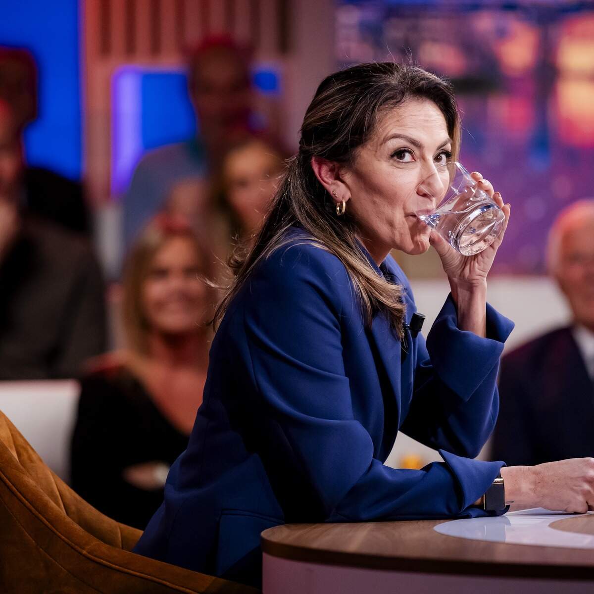 HILVERSUM - VVD-lijsttrekker Dilan Yesilgoz is te gast bij actualiteitenprogramma Nieuwsuur (NPO 2) in aanloop naar de Tweede Kamerverkiezingen. De uitzending was live met publiek. ANP SEM VAN DER WAL