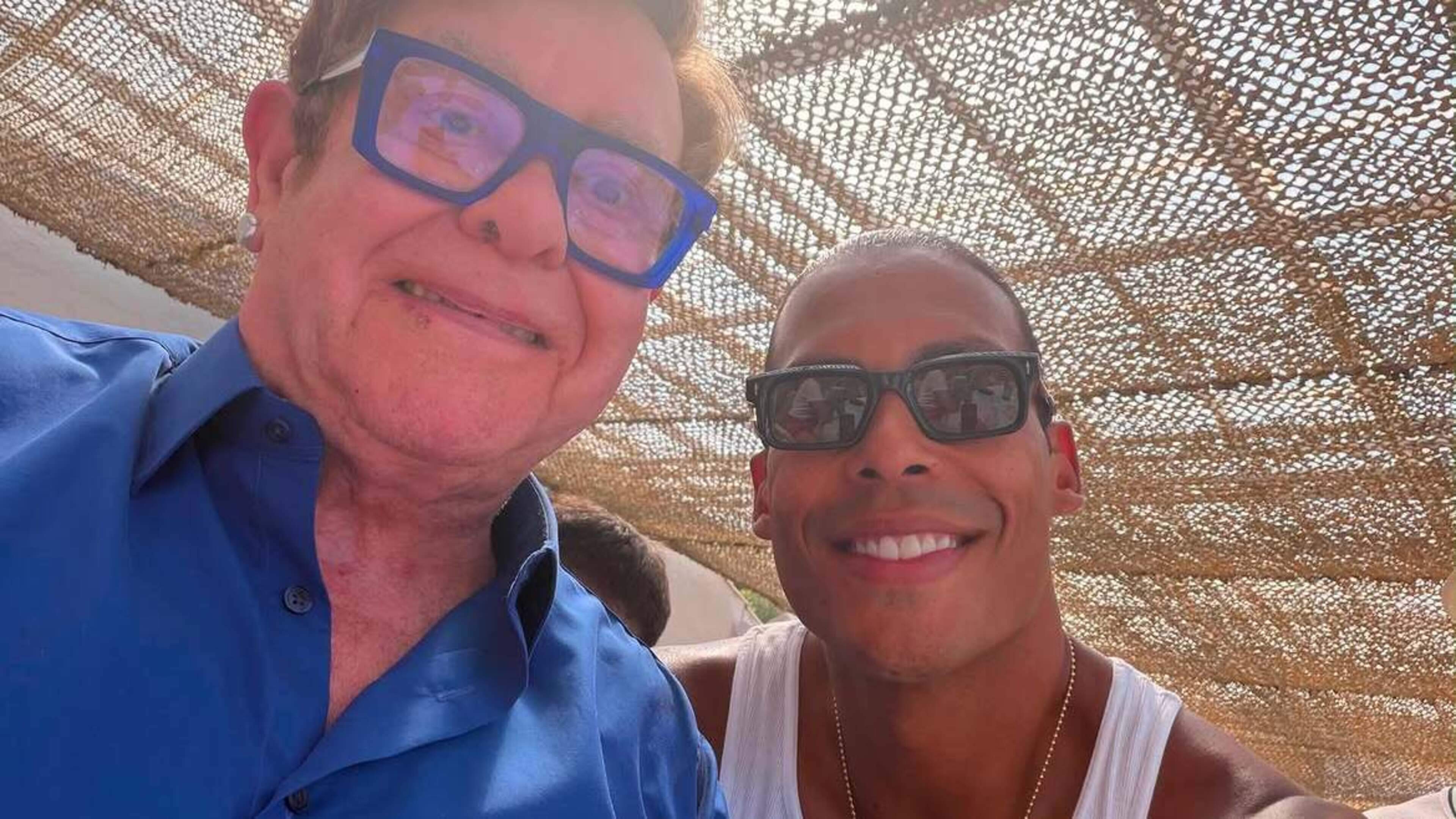 Virgil van Dijk geniet met volle teugen van vakantie: boottochtje met Nathan Aké en Kevin De Bruyne en selfie met Elton John