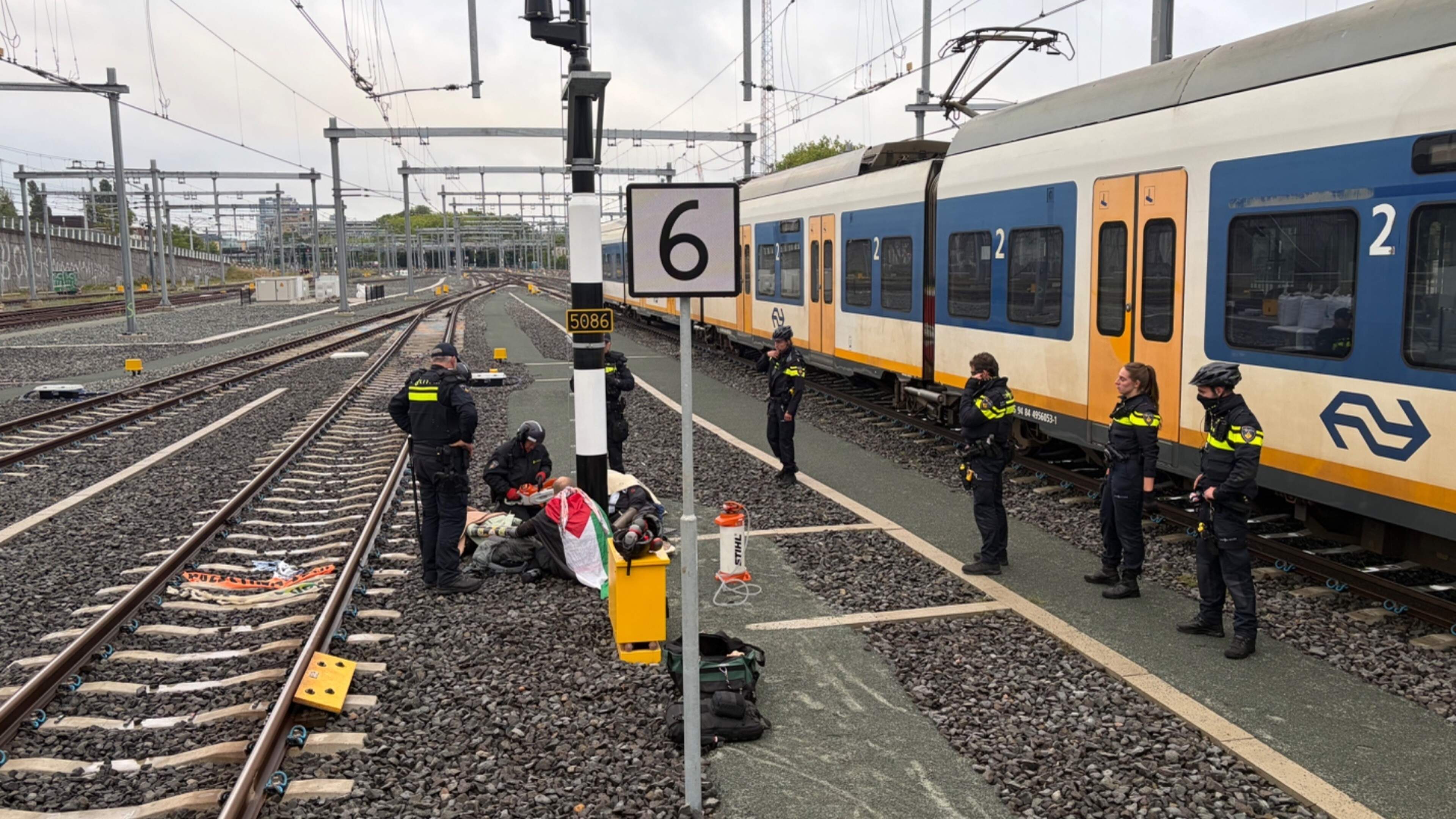 Treinverkeer van en naar Den Haag Centraal hervat na pro-Palestijnse demonstranten op het spoor