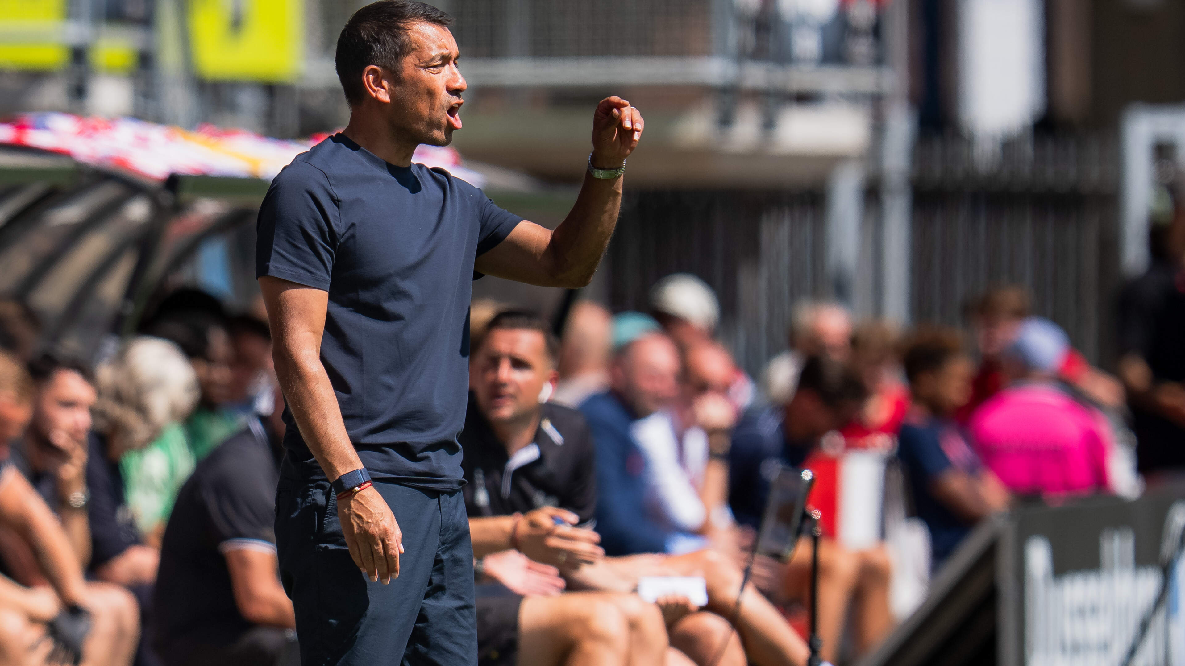 Billenknijpen bij rentree Giovanni van Bronckhorst als Feyenoord-trainer: ’Ik zat niet rustig’
