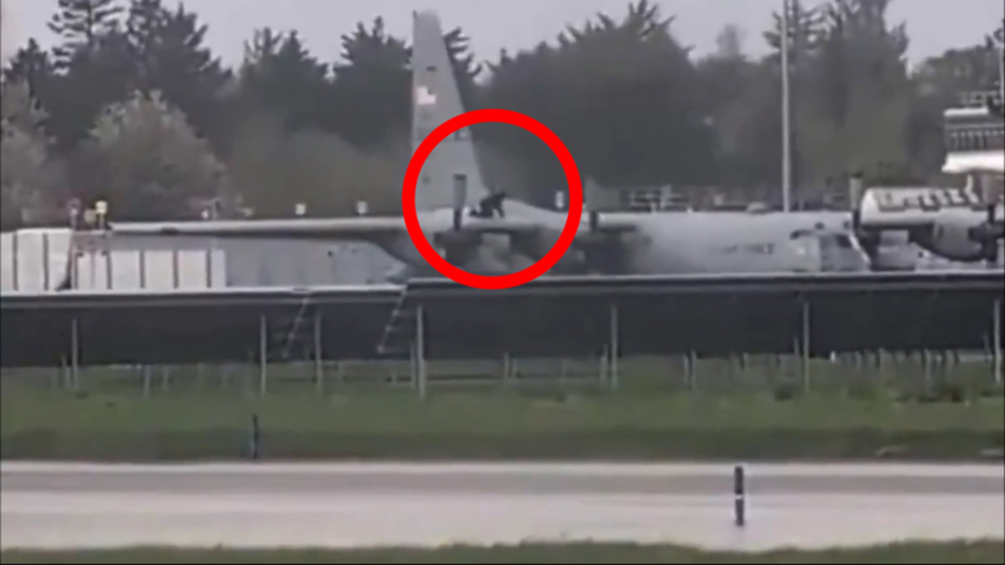 Man in Ierland gaat militair vliegtuig te lijf met bijl