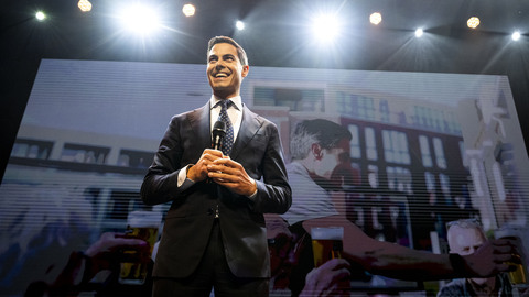 D66-leider Rob Jetten reageert uitgelaten op de uitslagen van de Tweede Kamerverkiezingen.