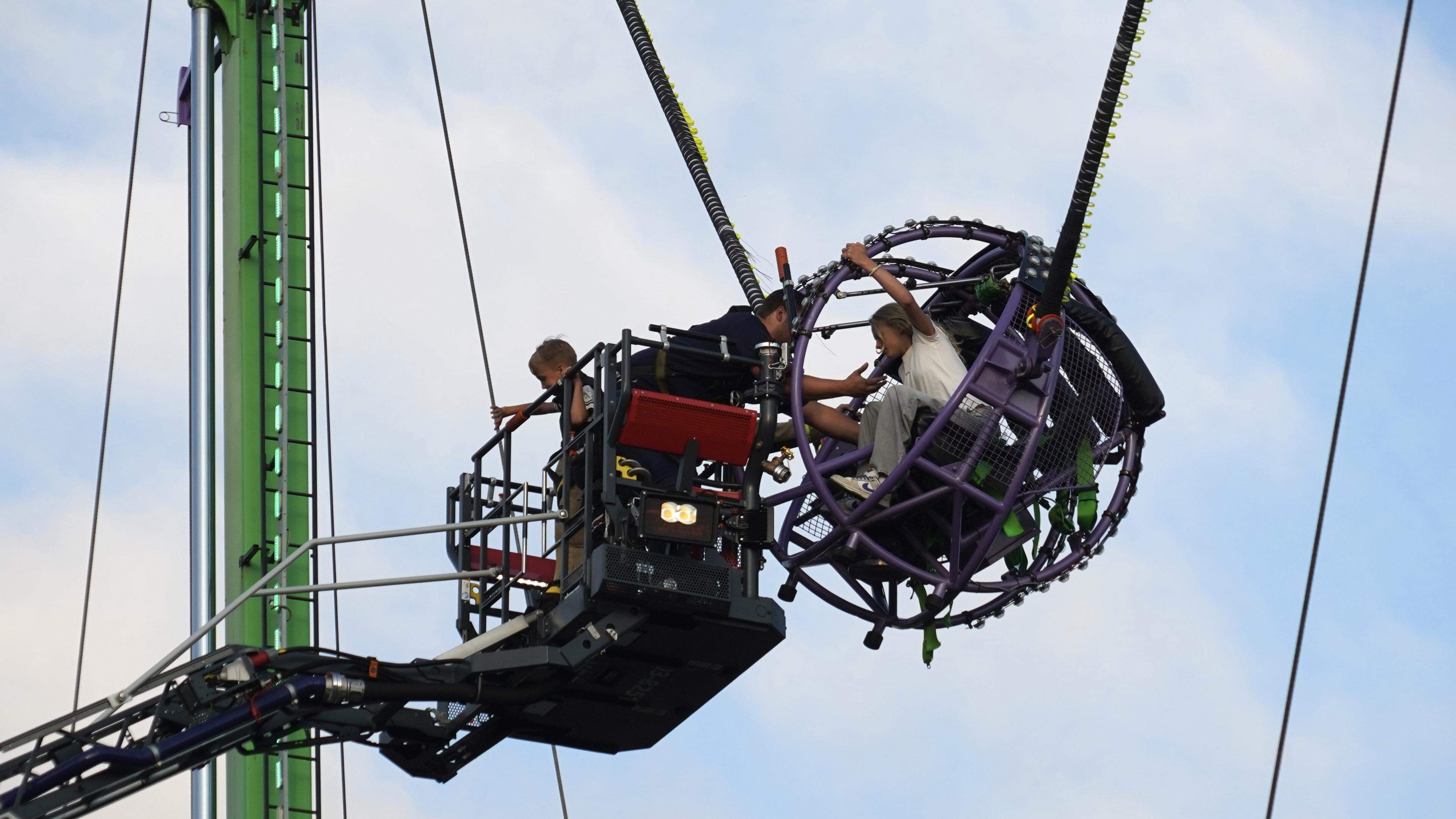 Kinderen op grote hoogte vast in kermisattractie Assen