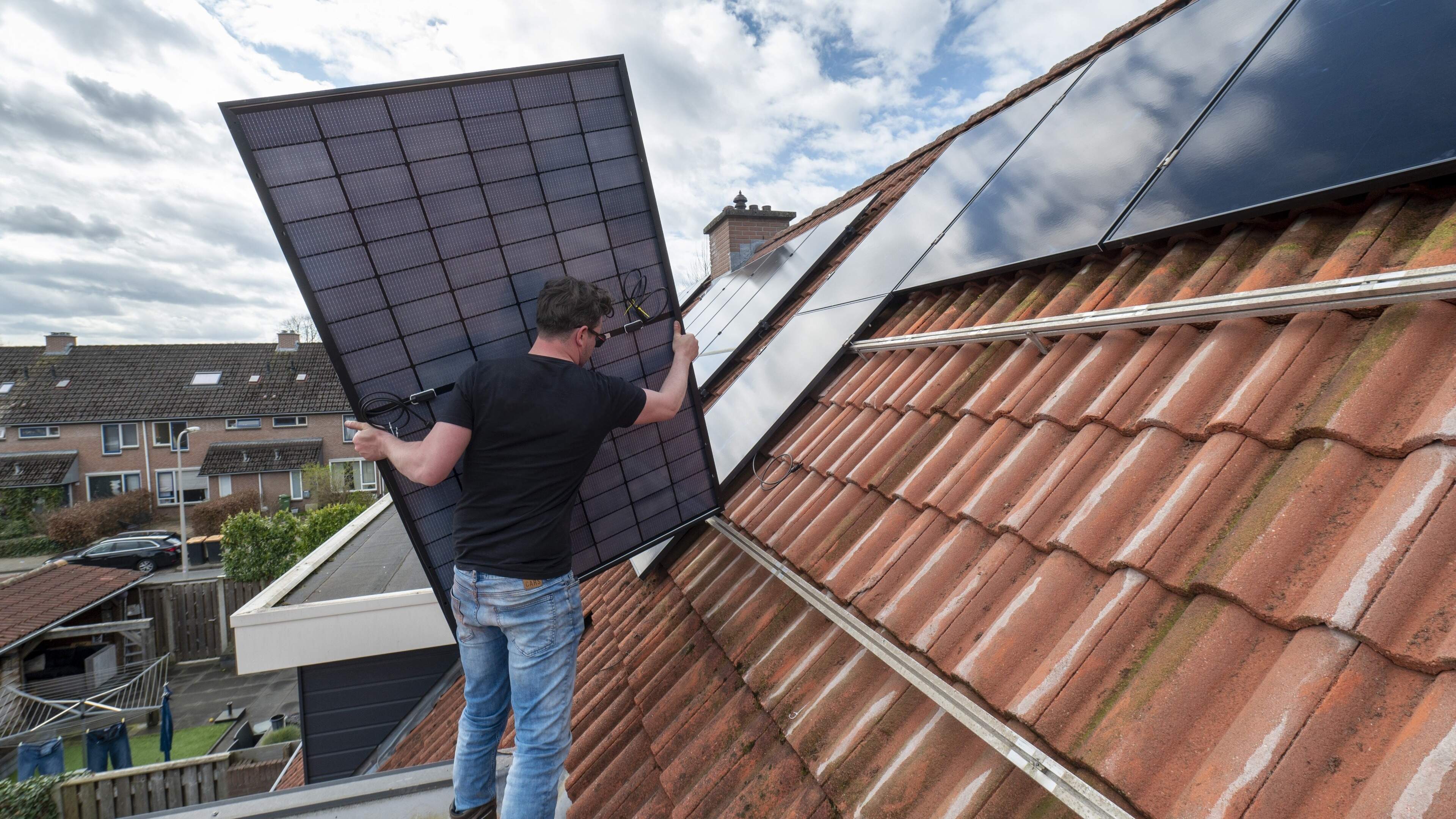 Opties om zonnepanelen rendabeler te maken zijn beperkt: ’Meer eigen stroom gebruiken klinkt makkelijker dan het is’