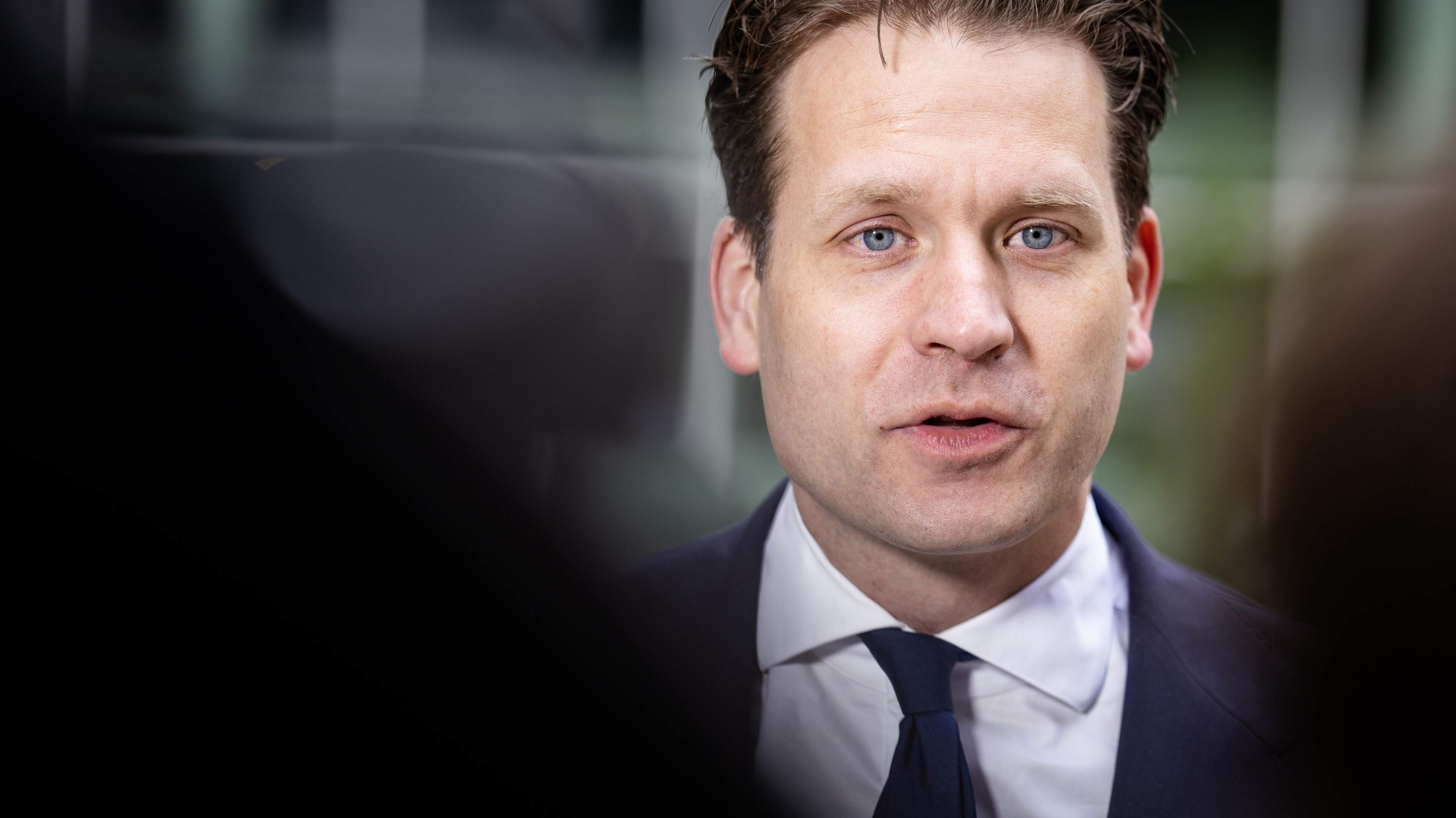 Minister Karremans: genoeg voorraad kerosine, maar kijken naar noodscenario’s Schiphol
