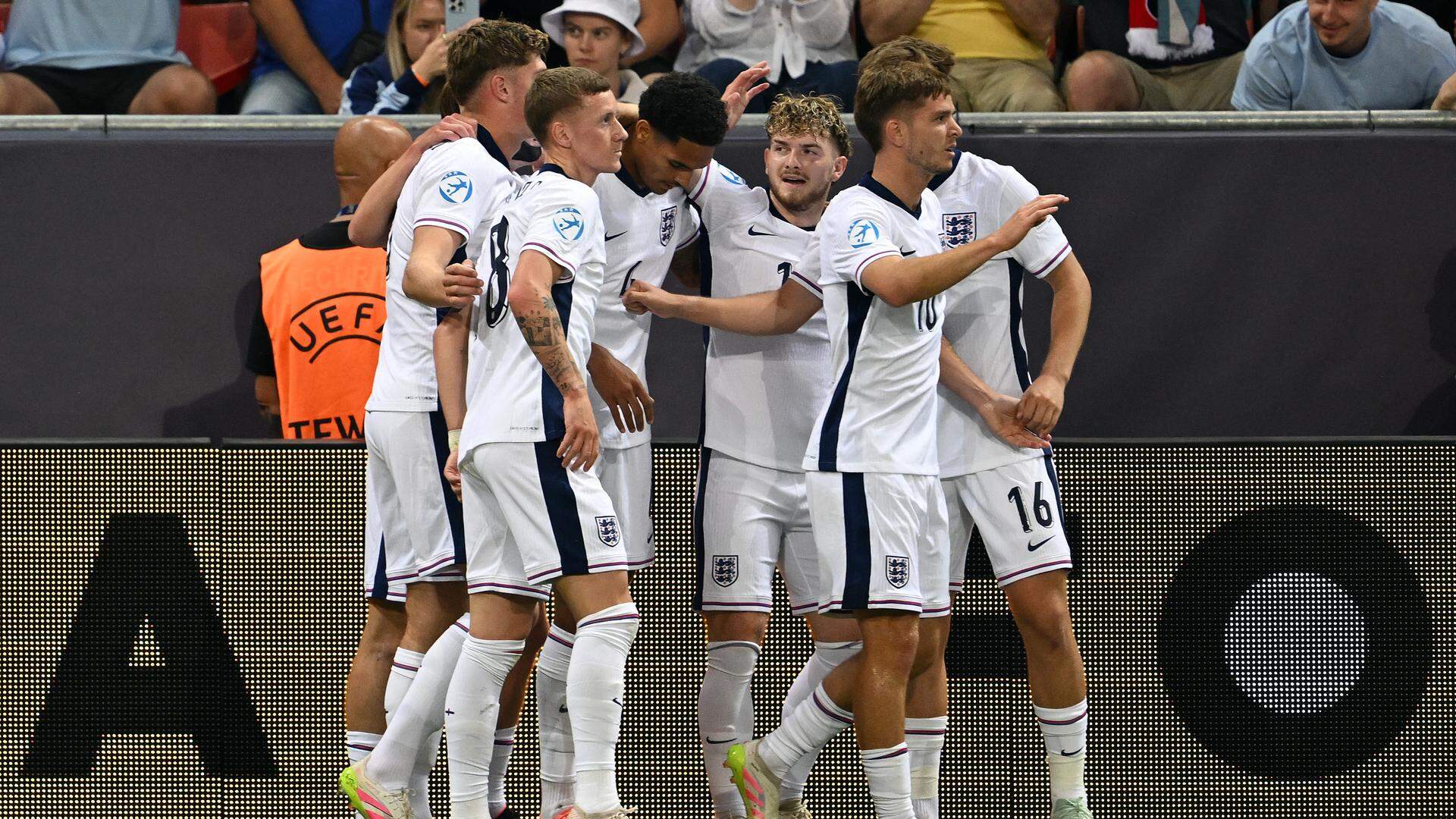 De spelers van Engeland vieren een van de twee snelle goals.