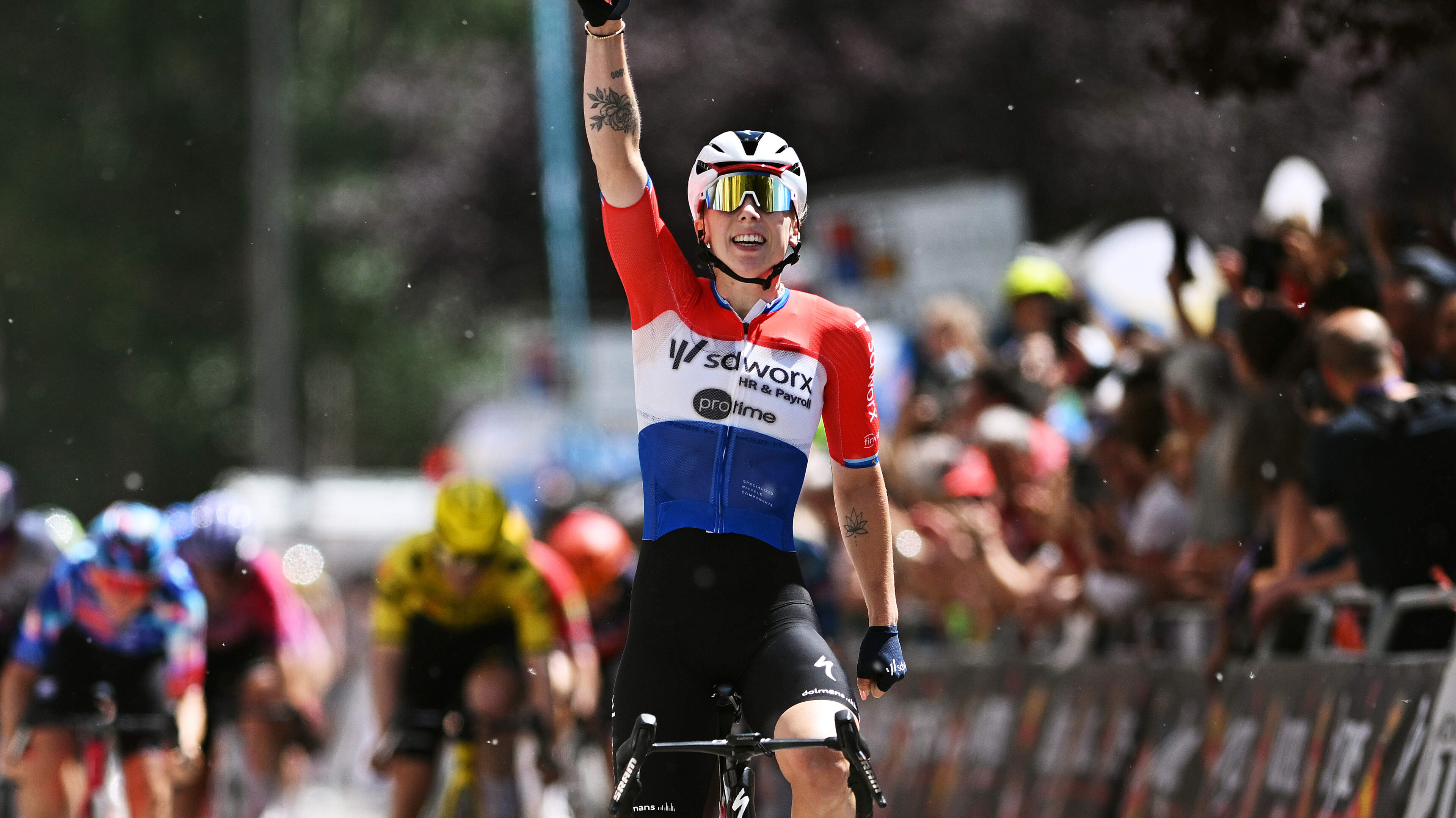 Lorena Wiebes zet suprematie voort en wint ook openingsetappe in Giro voor vrouwen
