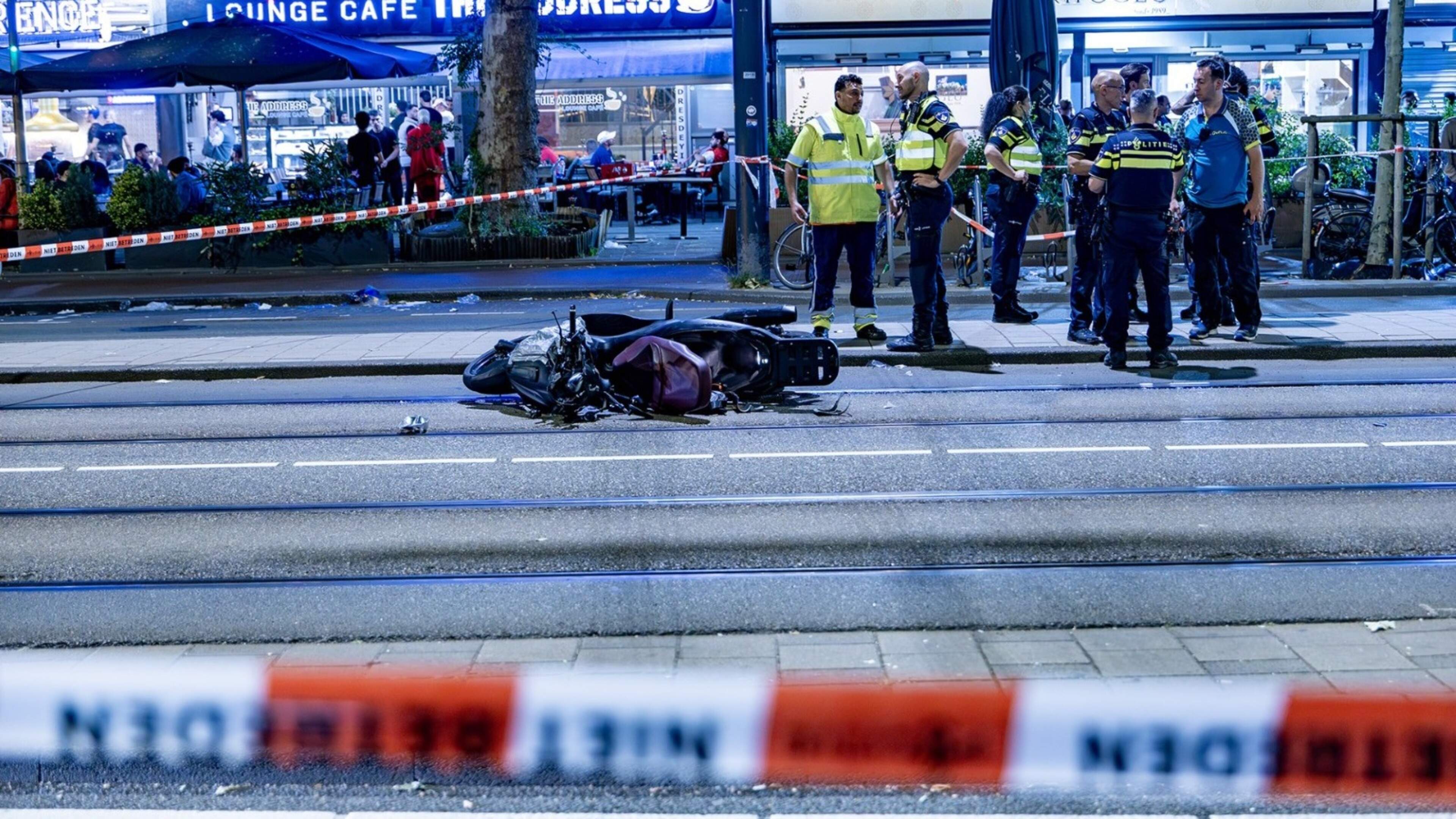 Volksfeest na zege Marokko eindigt in drama: drie zwaargewonden in Amsterdam door botsing met gestolen motorscooter.