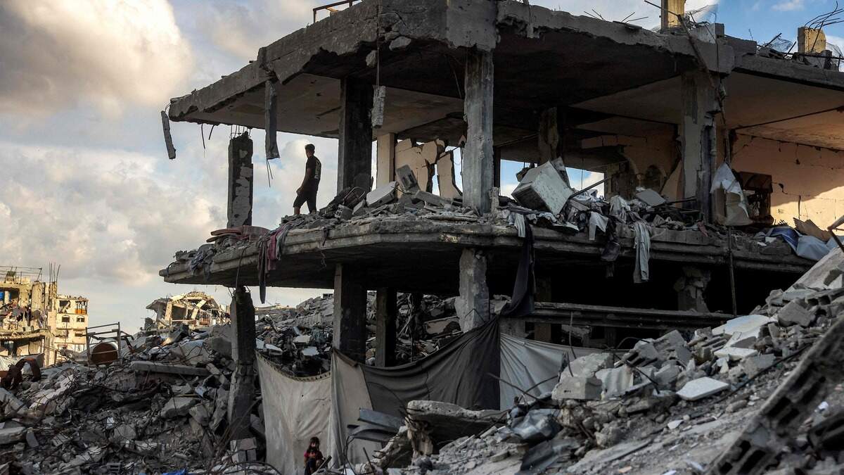 Houthi rebels have completely surrounded the Yemeni city of Taiz, cutting off all access routes and
