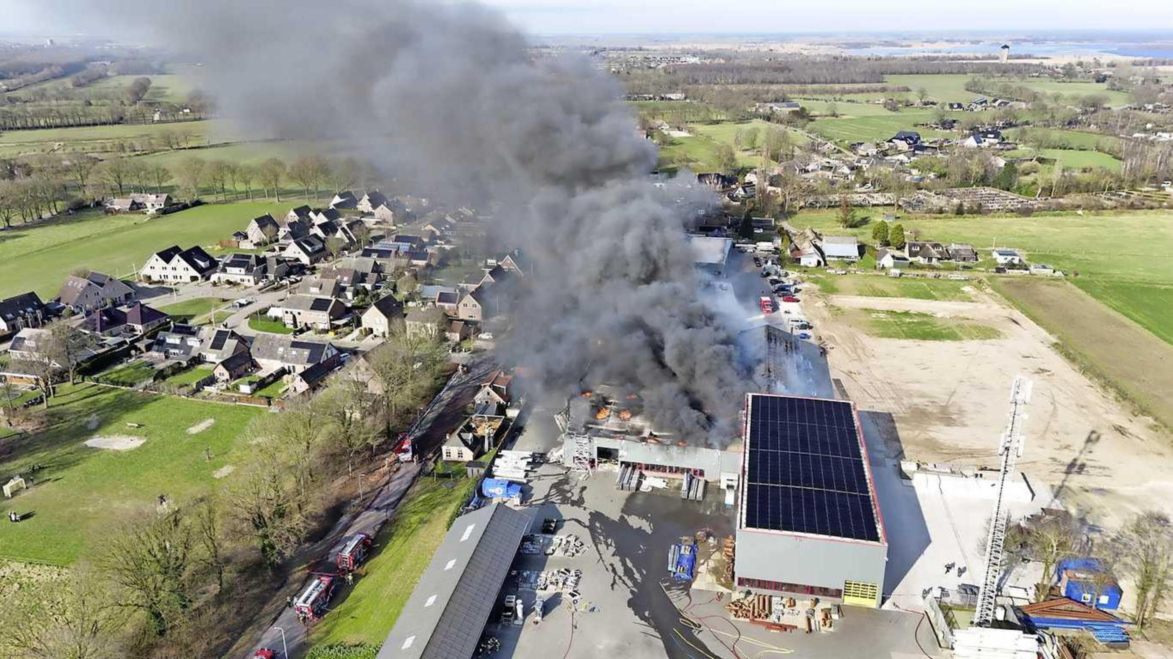 Grote brand in loods Sint Jansklooster, veel rookontwikkeling