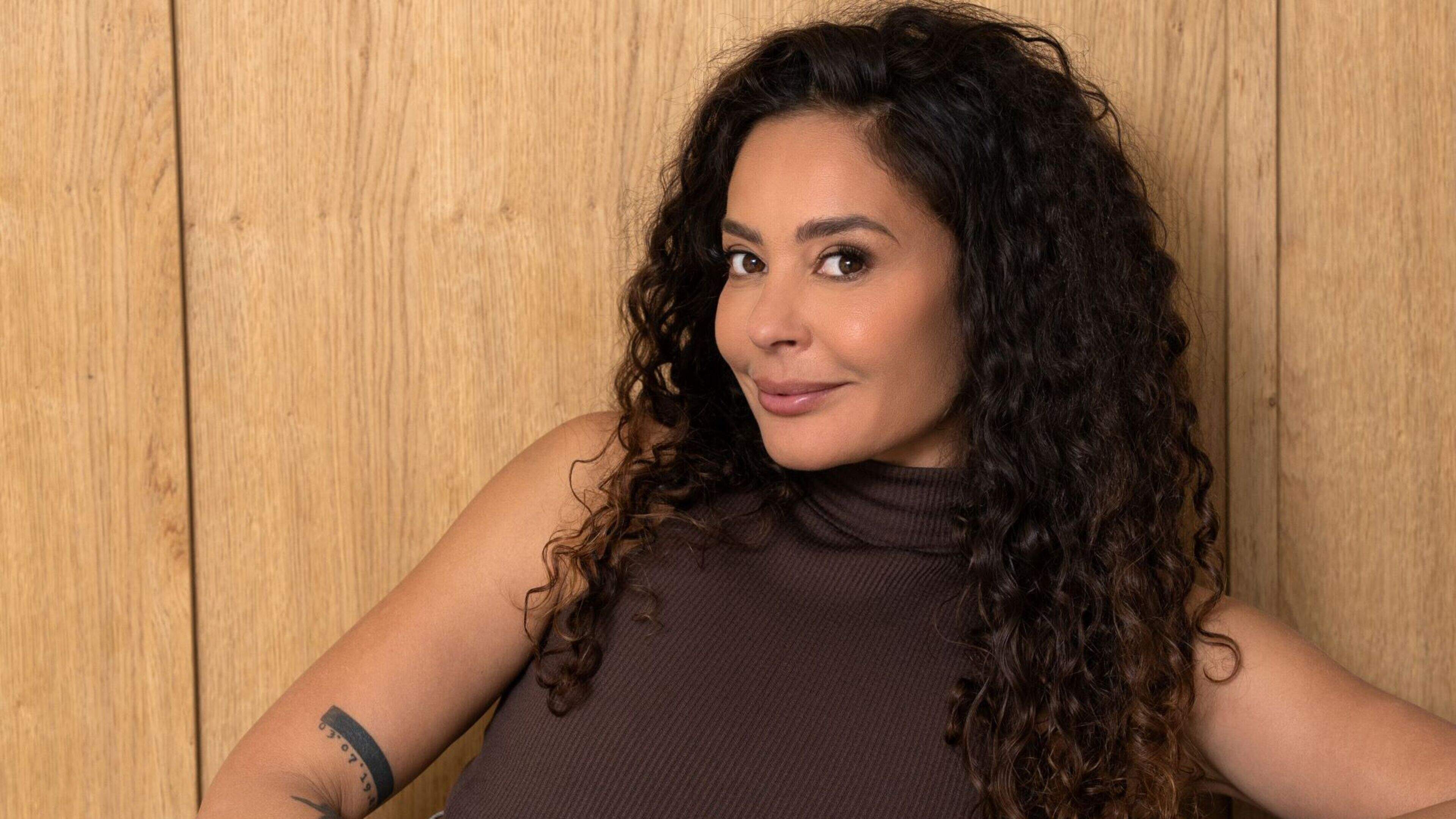 Fajah Lourens (44) geniet ervan om oma te zijn: ’In het begin was ik een beetje te streng’