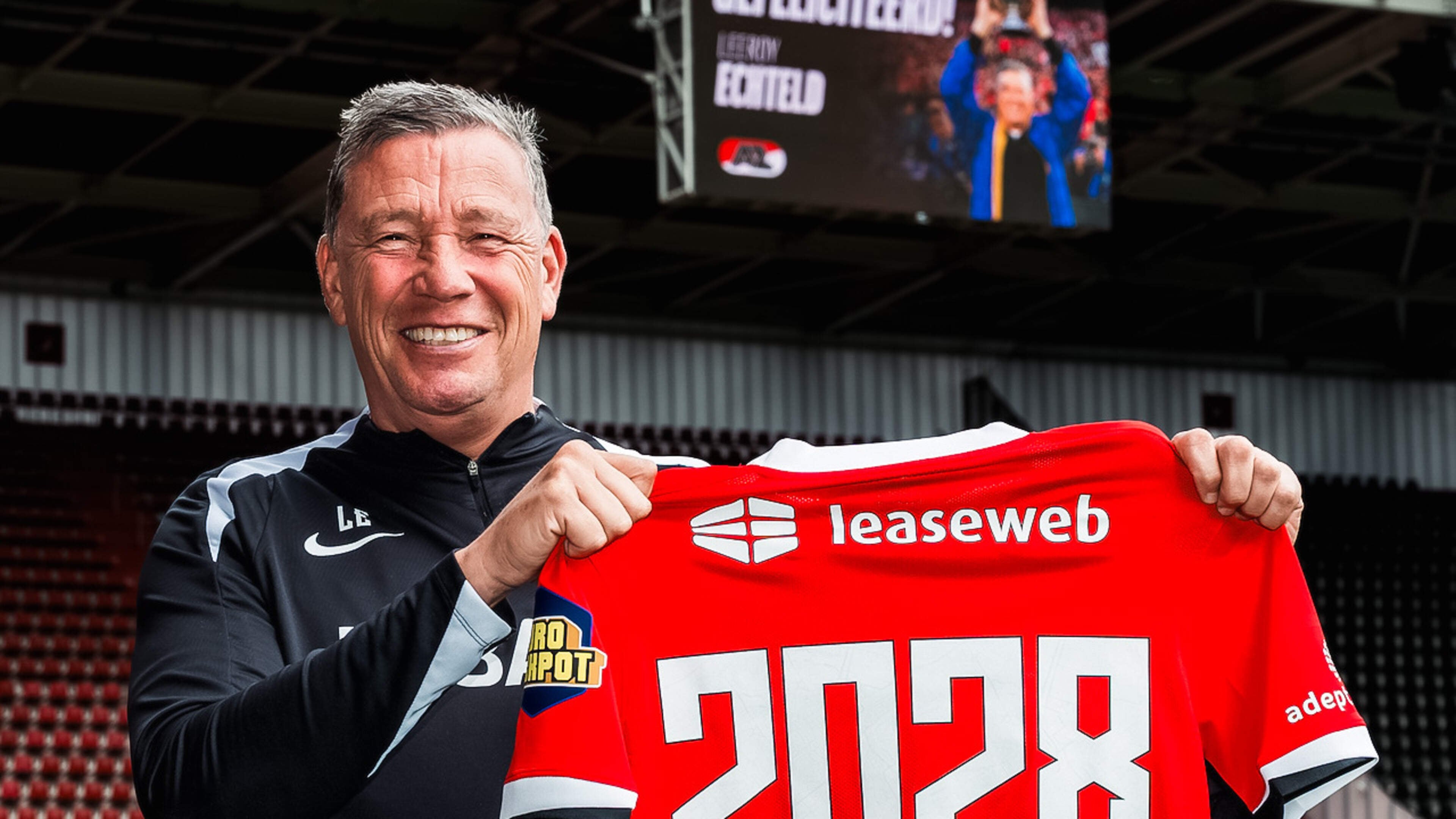 Leeroy Echteld looft scheidende ’td’ Huiberts na nieuw contract bij AZ: ’Ik heb heel veel aan Max te danken’