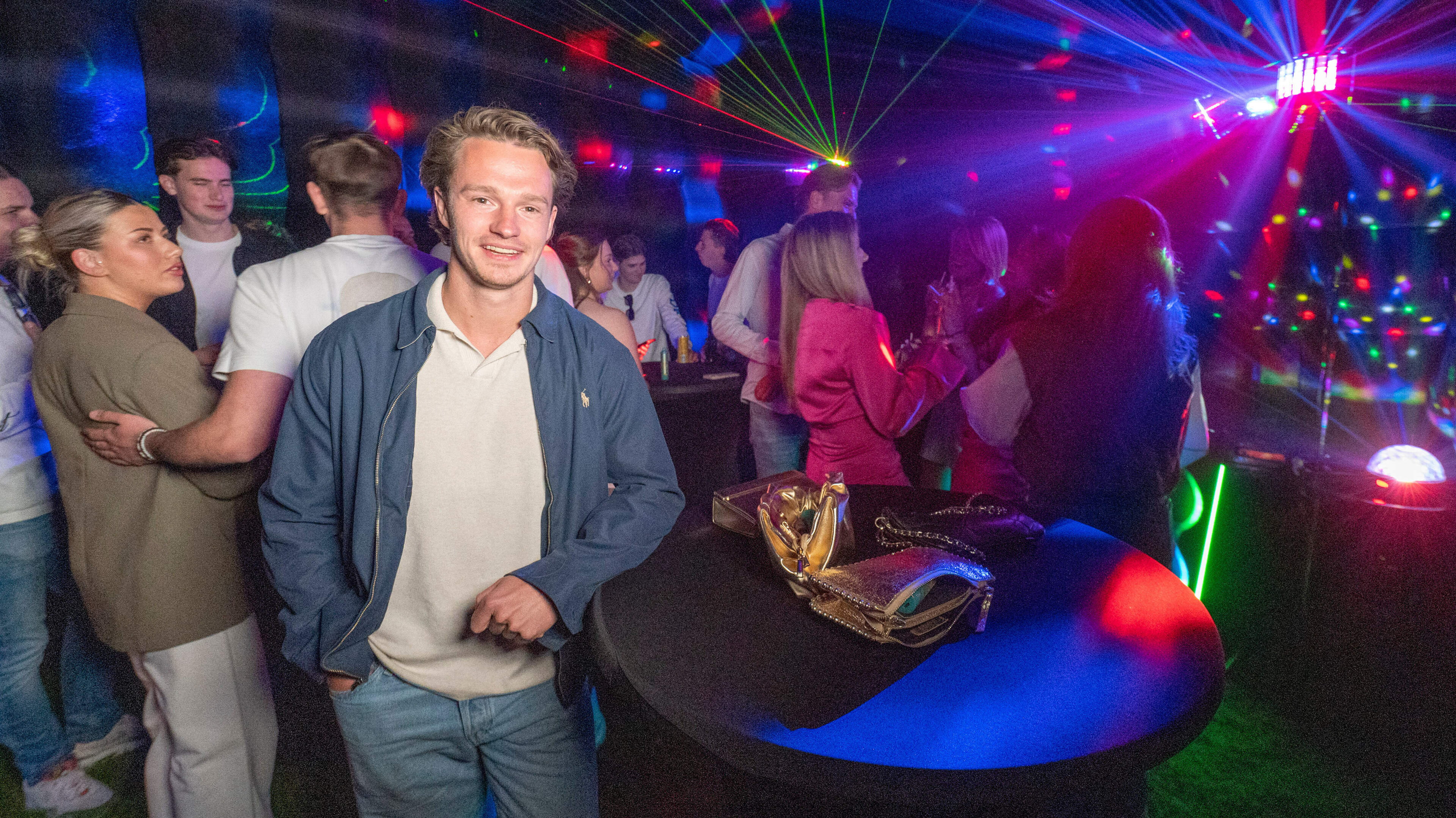 Nachtclub in de achtertuin dankzij opblaasbare partytenten