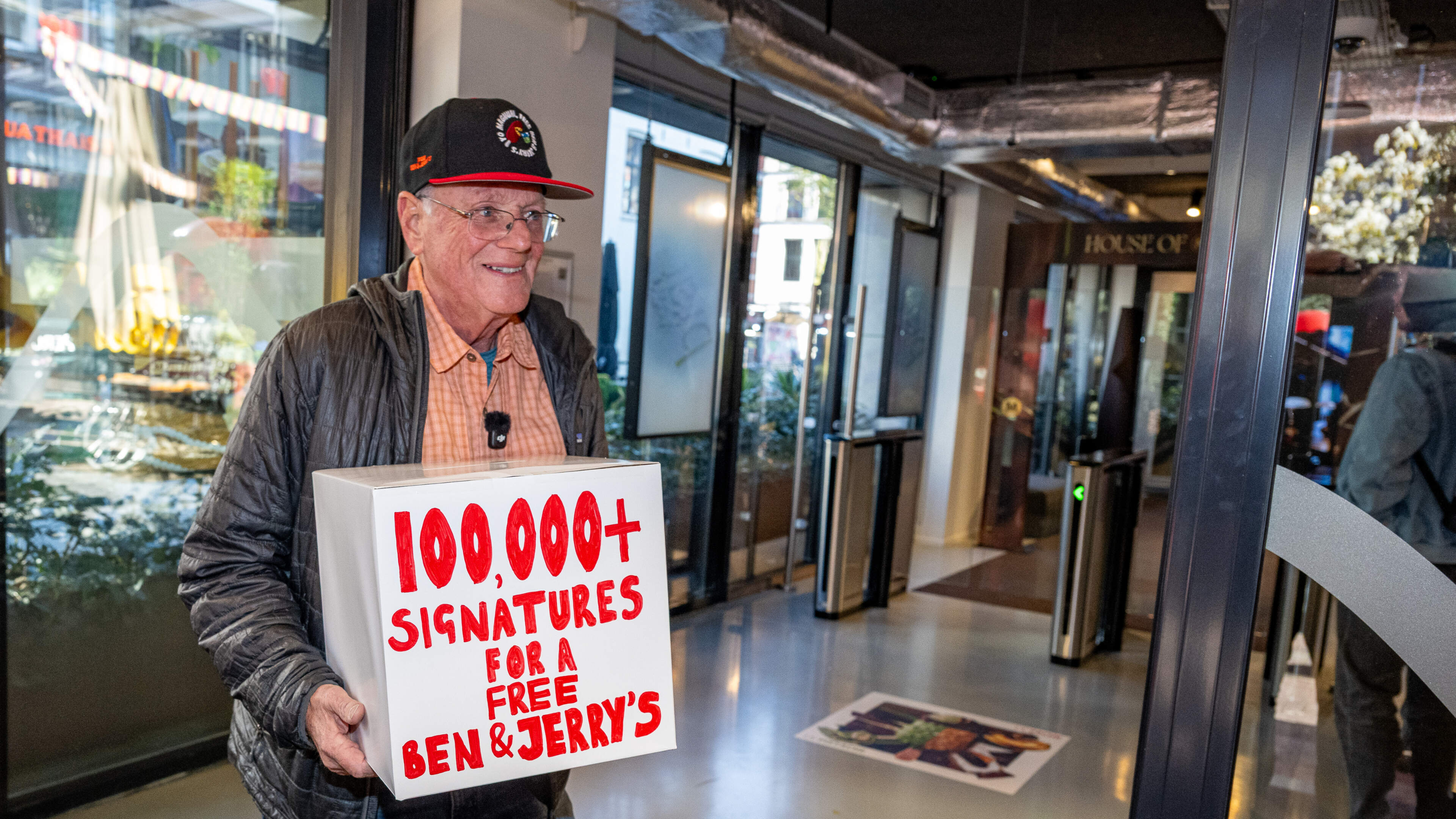 Ben & Jerry’s-oprichter bestormt Magnum-hoofdkantoor met levensgrote ijsjes