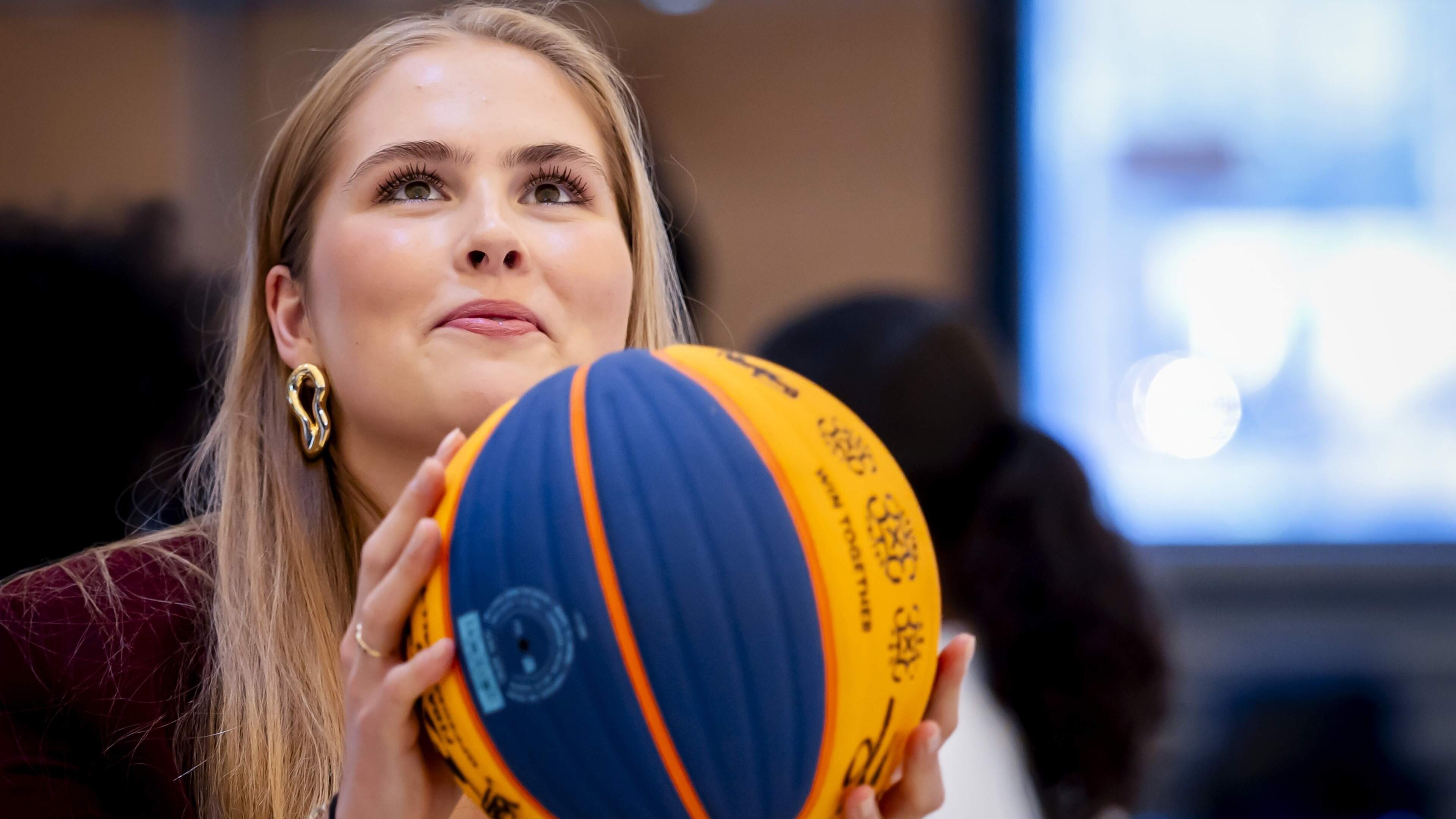 Timide Amalia (22) komt los in Amsterdam buiten het zicht van de camera’s: ’Ze is gewoon een meid zoals wij’