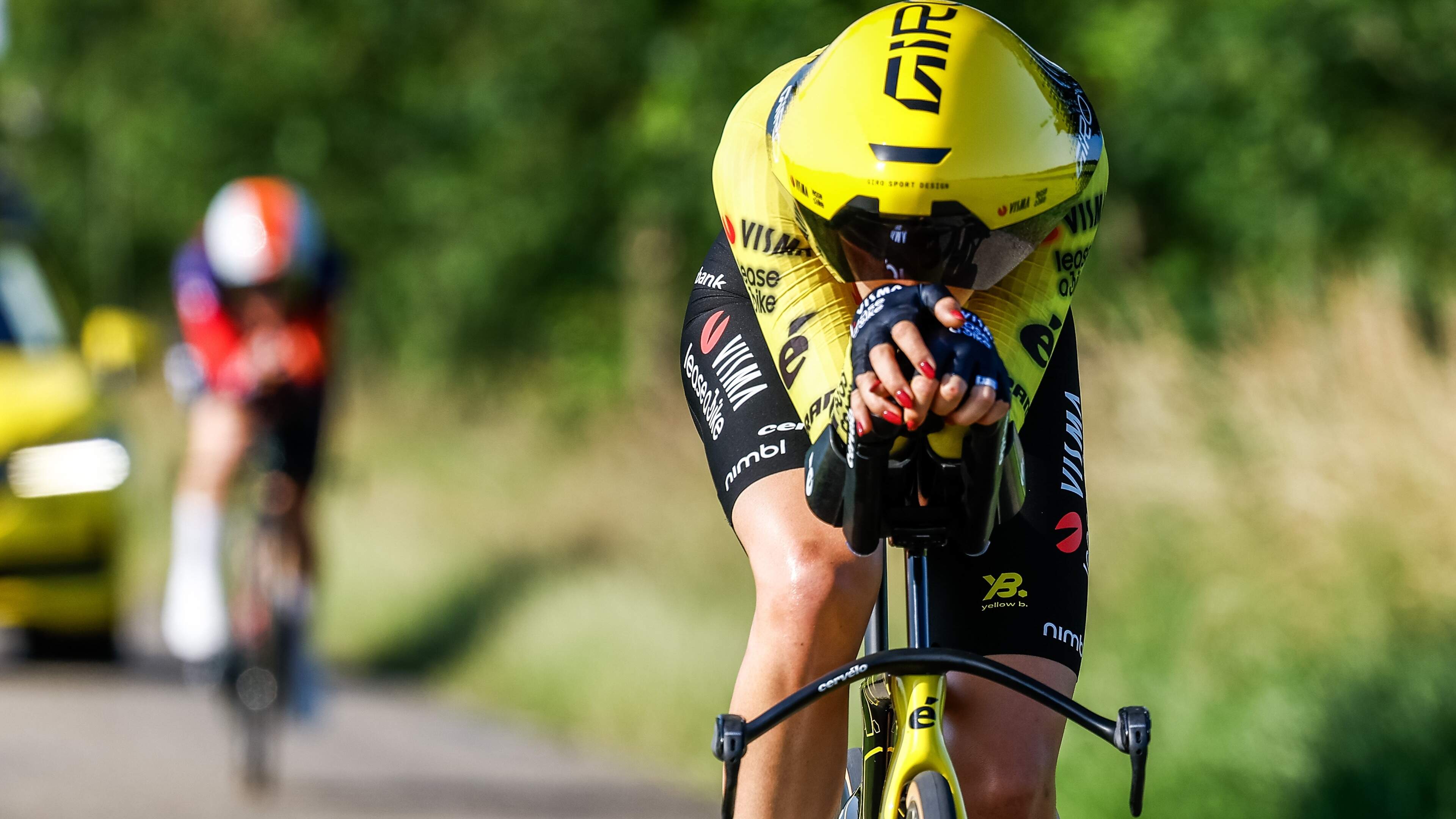 Daniek Hengeveld verrast in bloedhitte met Nederlandse titel tijdrijden, Huub Artz wint bij de mannen