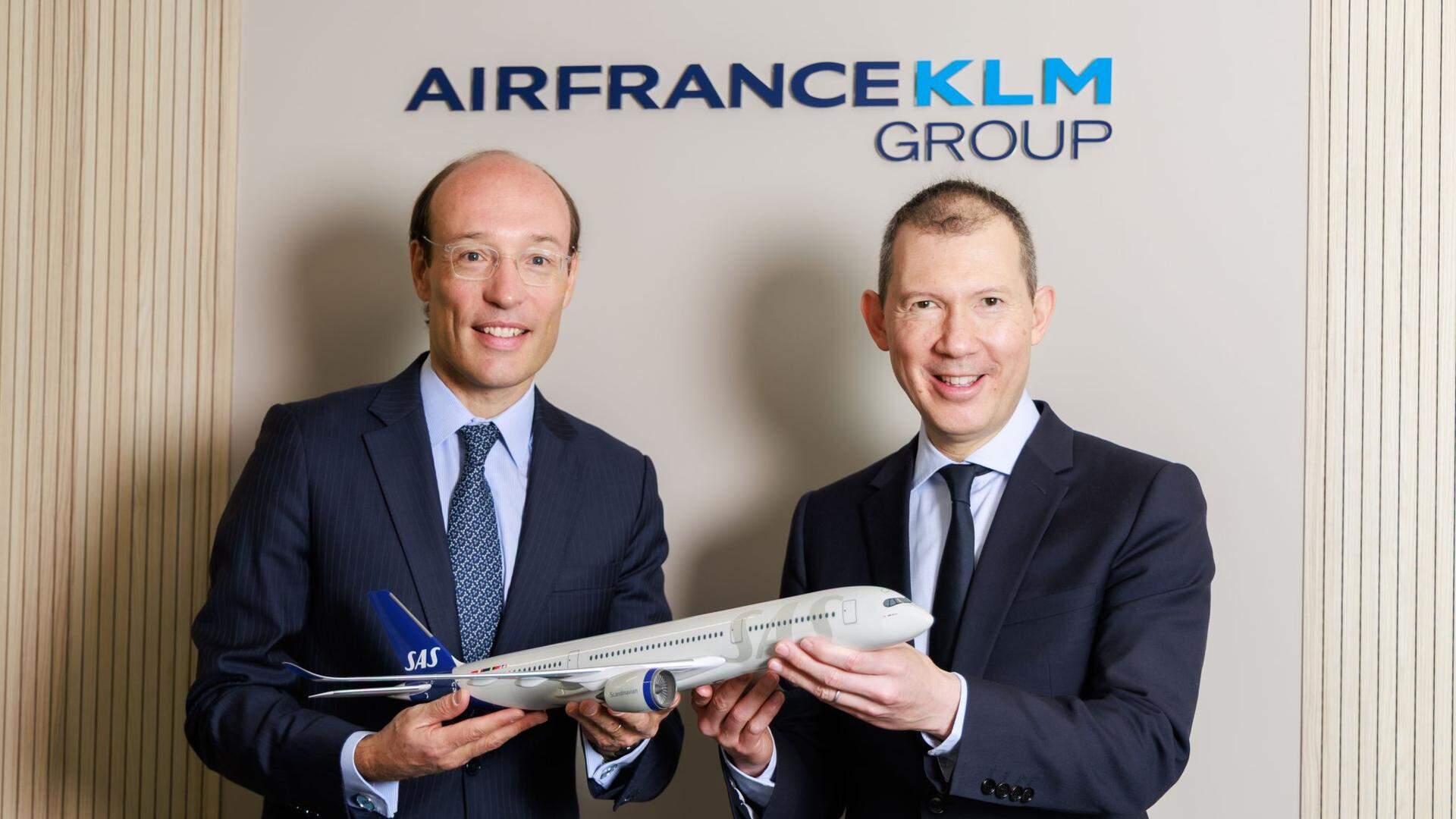 SAS-topman Anko van der Werff (l) en topman Ben Smith van Air France KLM