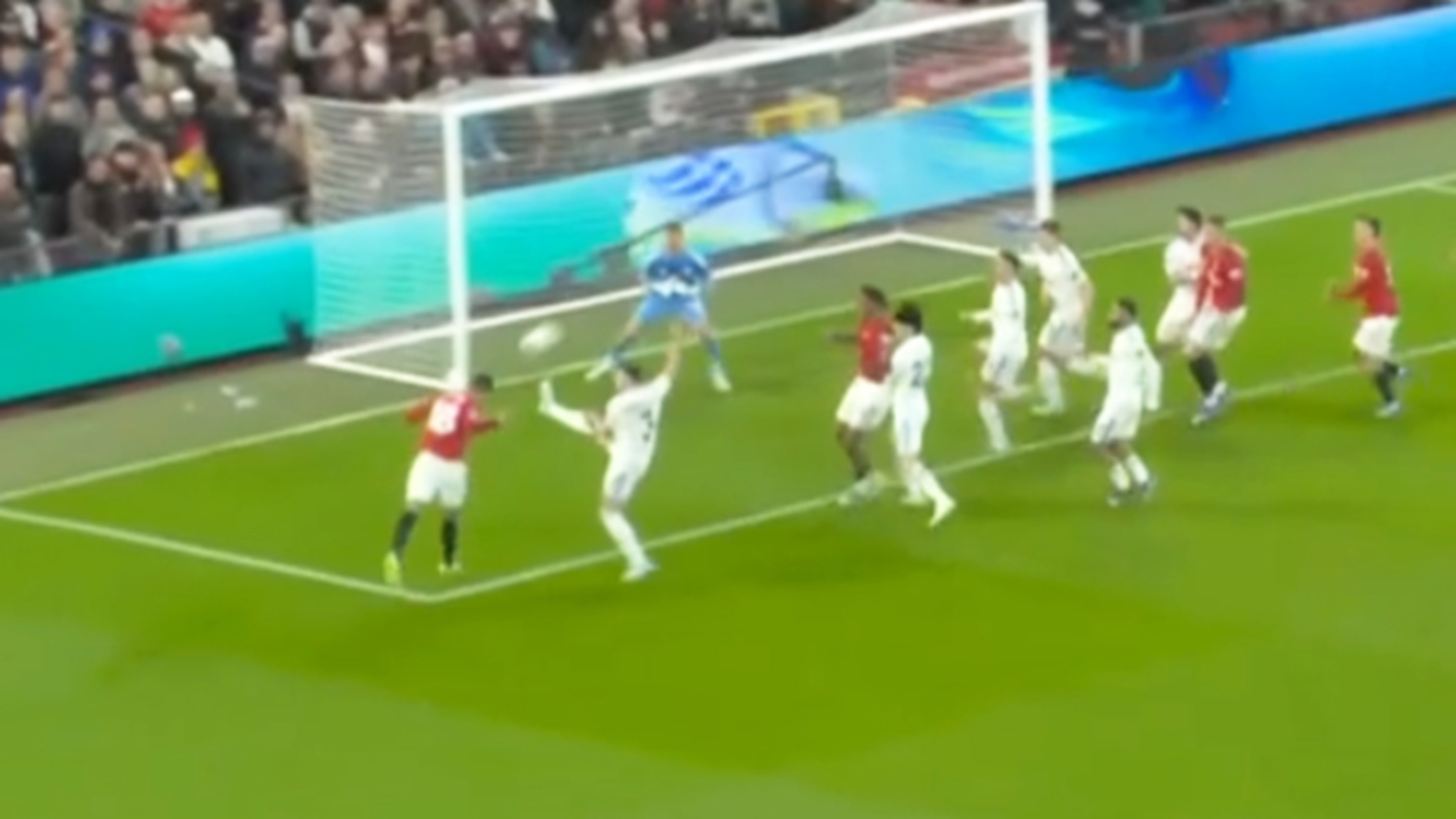 Videogoal: Manchester United verliest van Leeds United ondanks knappe kopgoal Casemiro