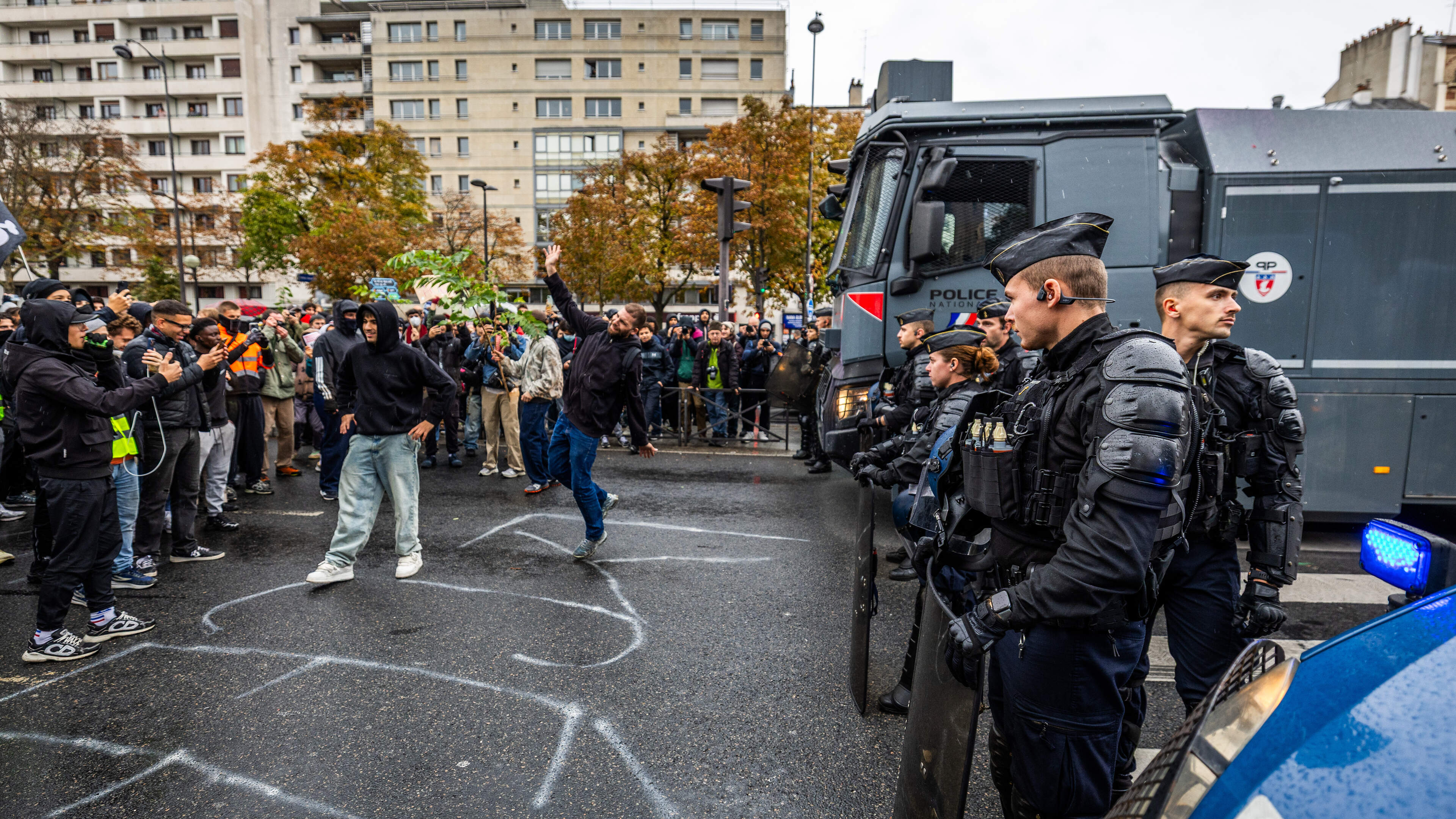 LIVE | Menigte zoekt confrontatie op met politie in Parijs, waterkanon en helikopters ingezet