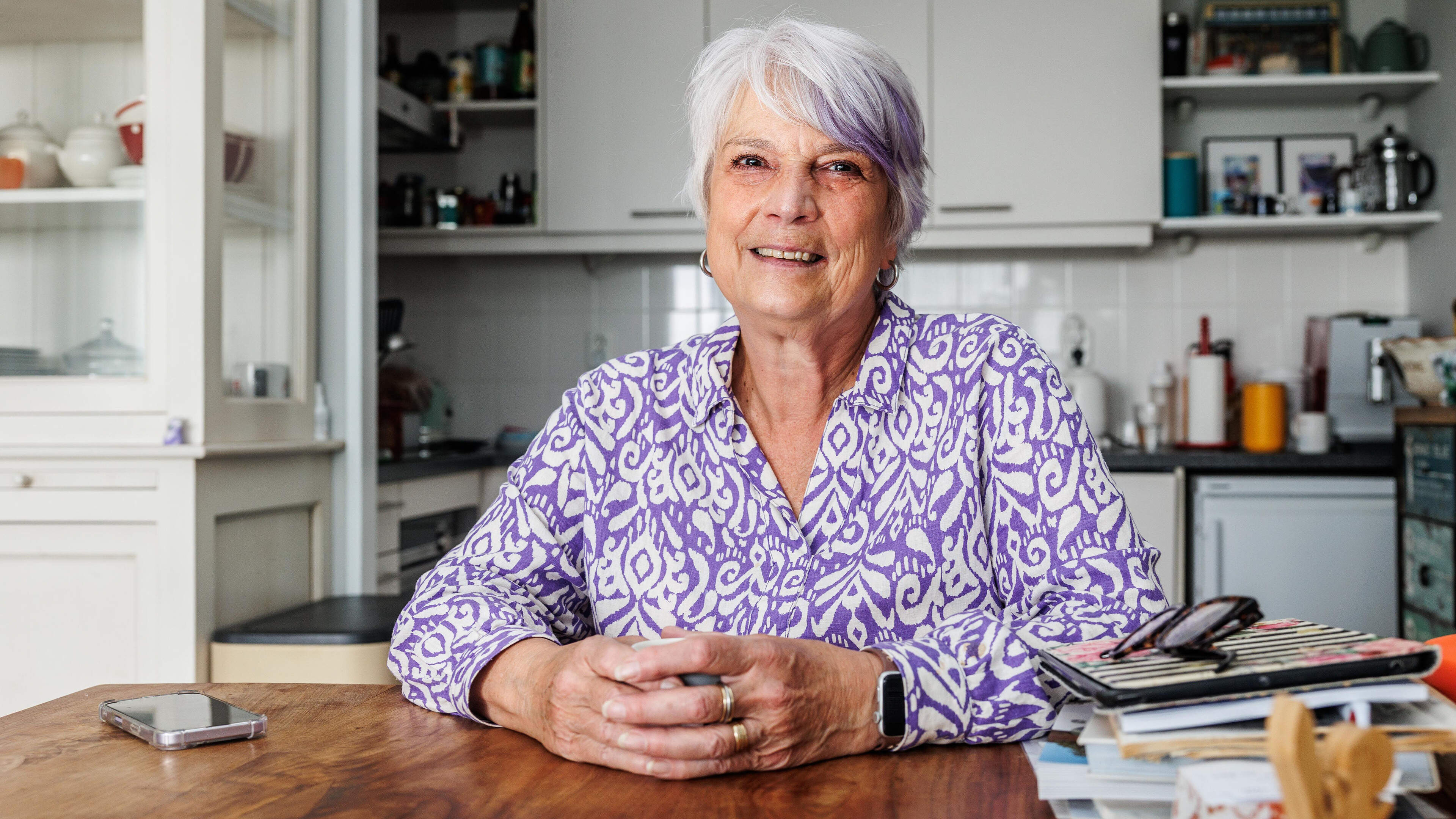 Alice (67) moest tegen haar wil, net als kwart van werknemers, gedwongen met pensioen: ’Ineens ben je uitgerangeerd’