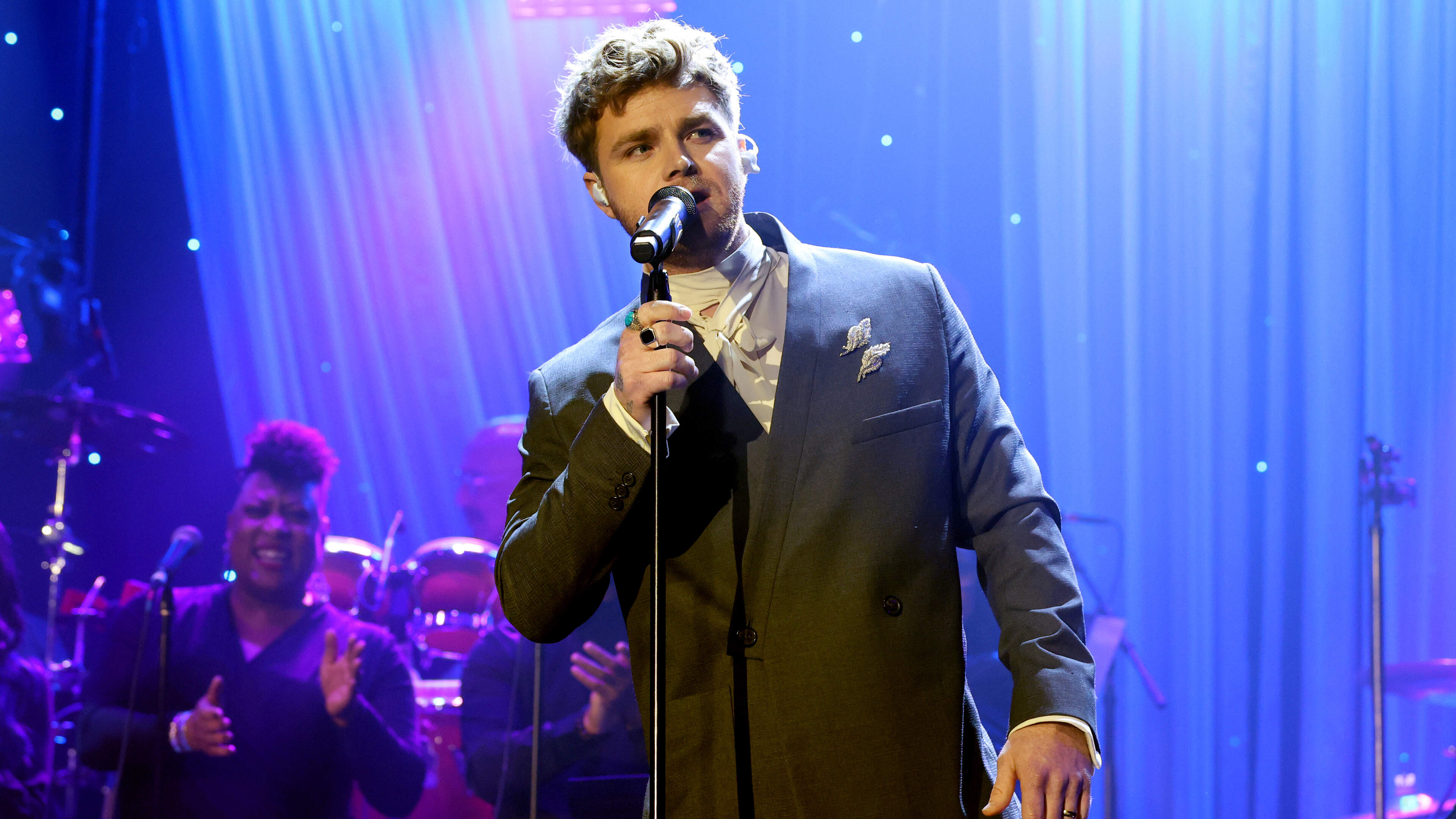 Popzanger Alex Warren (25) breekt in Ziggo Dome bijna tijdens eerbetoon aan ouders