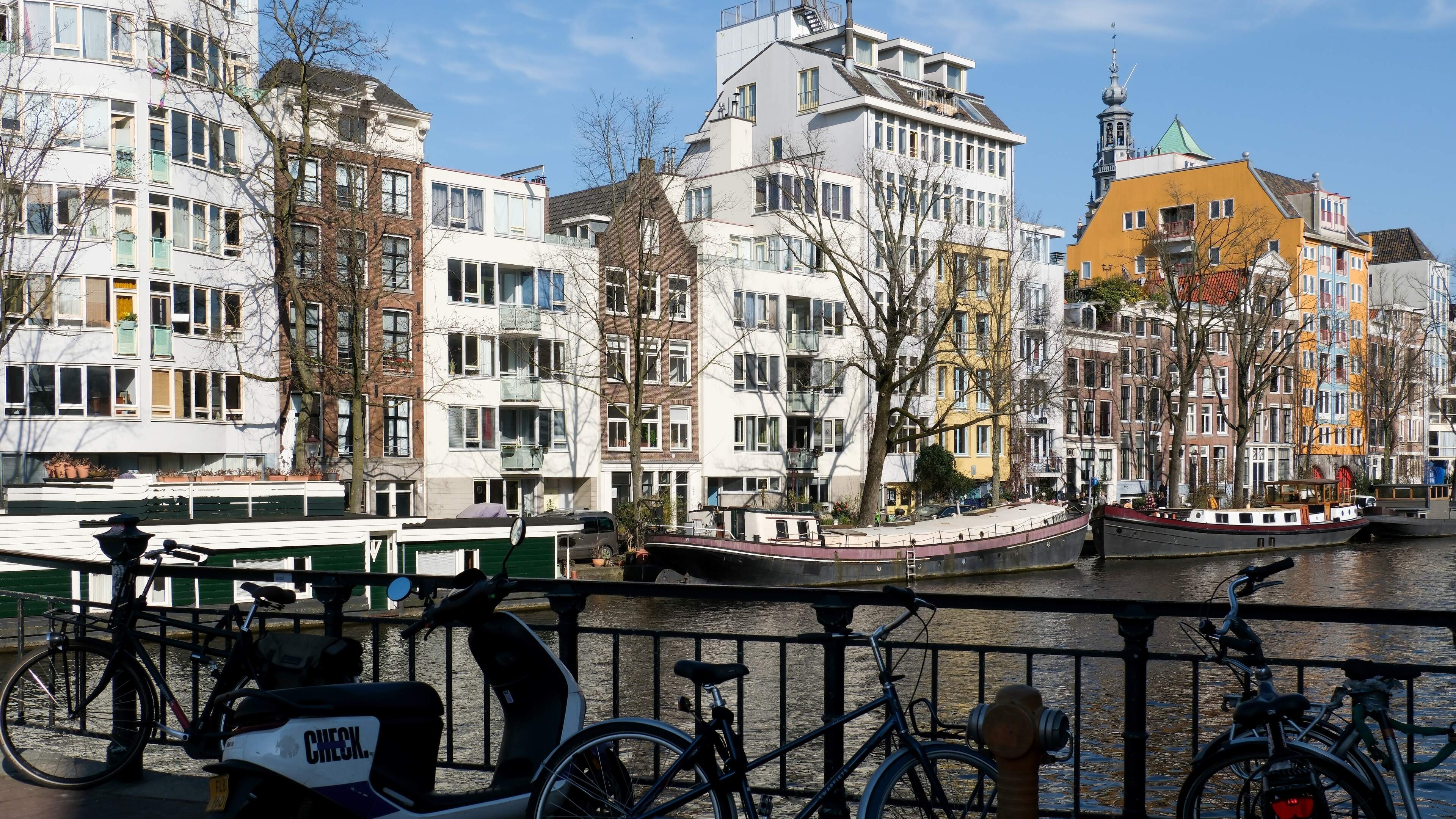Magneetvisser vindt oude granaat in Amsterdam, weg en gracht afgesloten