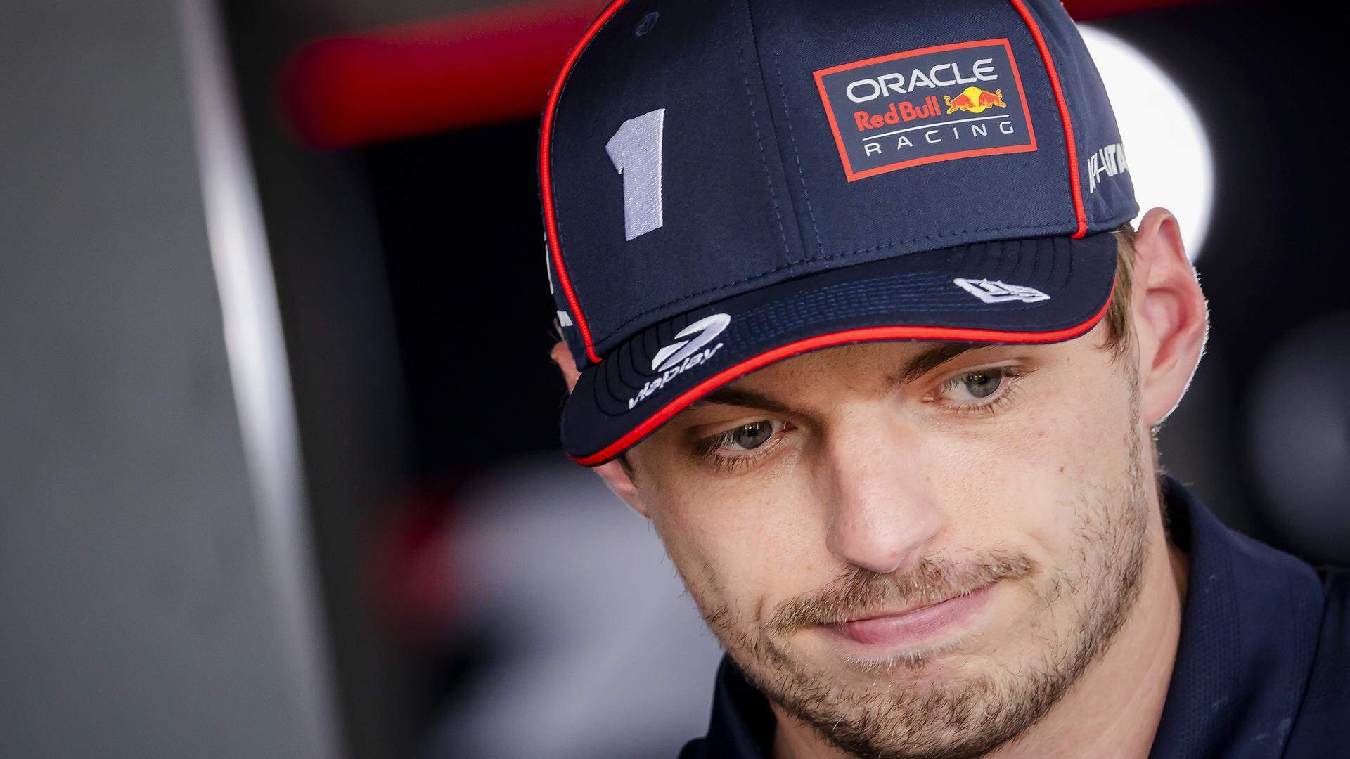 Max Verstappen moet het hoofd buigen op Silverstone.
