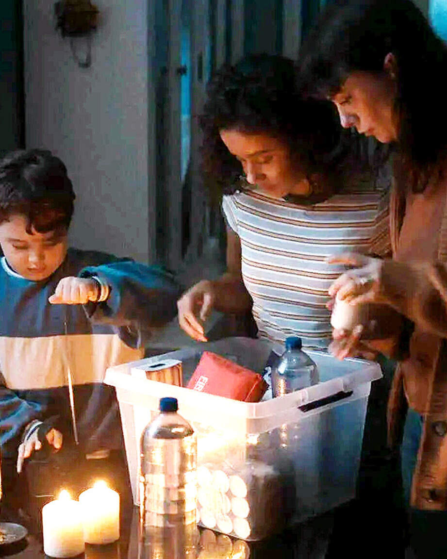 Een noodpakket van onder meer kaarsen, water, een zaklamp, een powerbank en contant geld kan van pas komen.