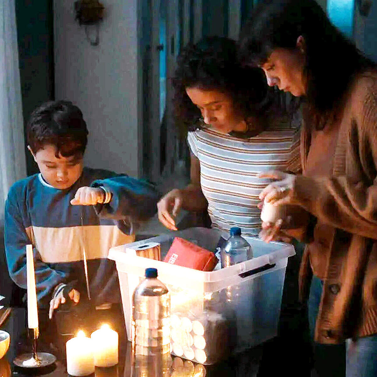 Een noodpakket van onder meer kaarsen, water, een zaklamp, een powerbank en contant geld kan van pas komen.