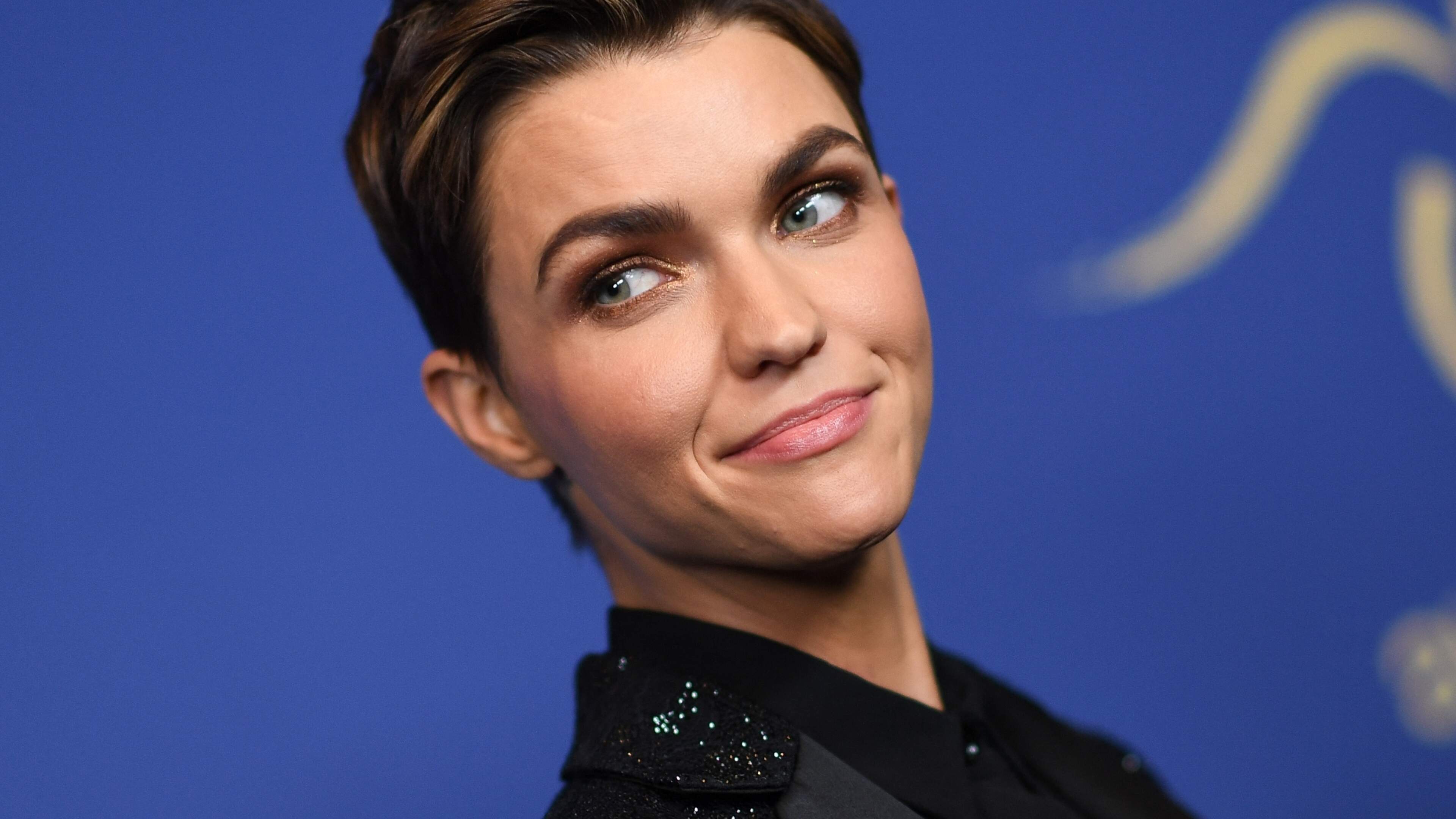 Actrice Ruby Rose breekt meerdere ribben na val: ’RIP voor de rest van mijn zomer’