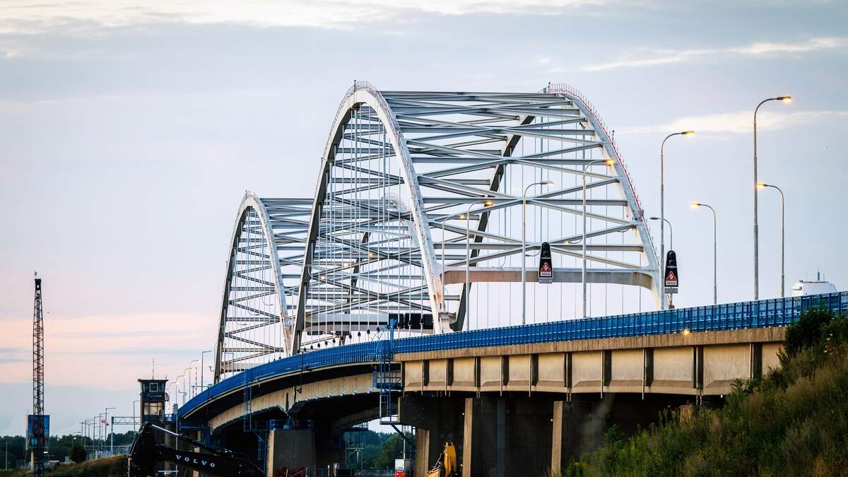 Aannemer die onder andere Merwedebrug opknapt, ziet omzet én winst fors stijgen