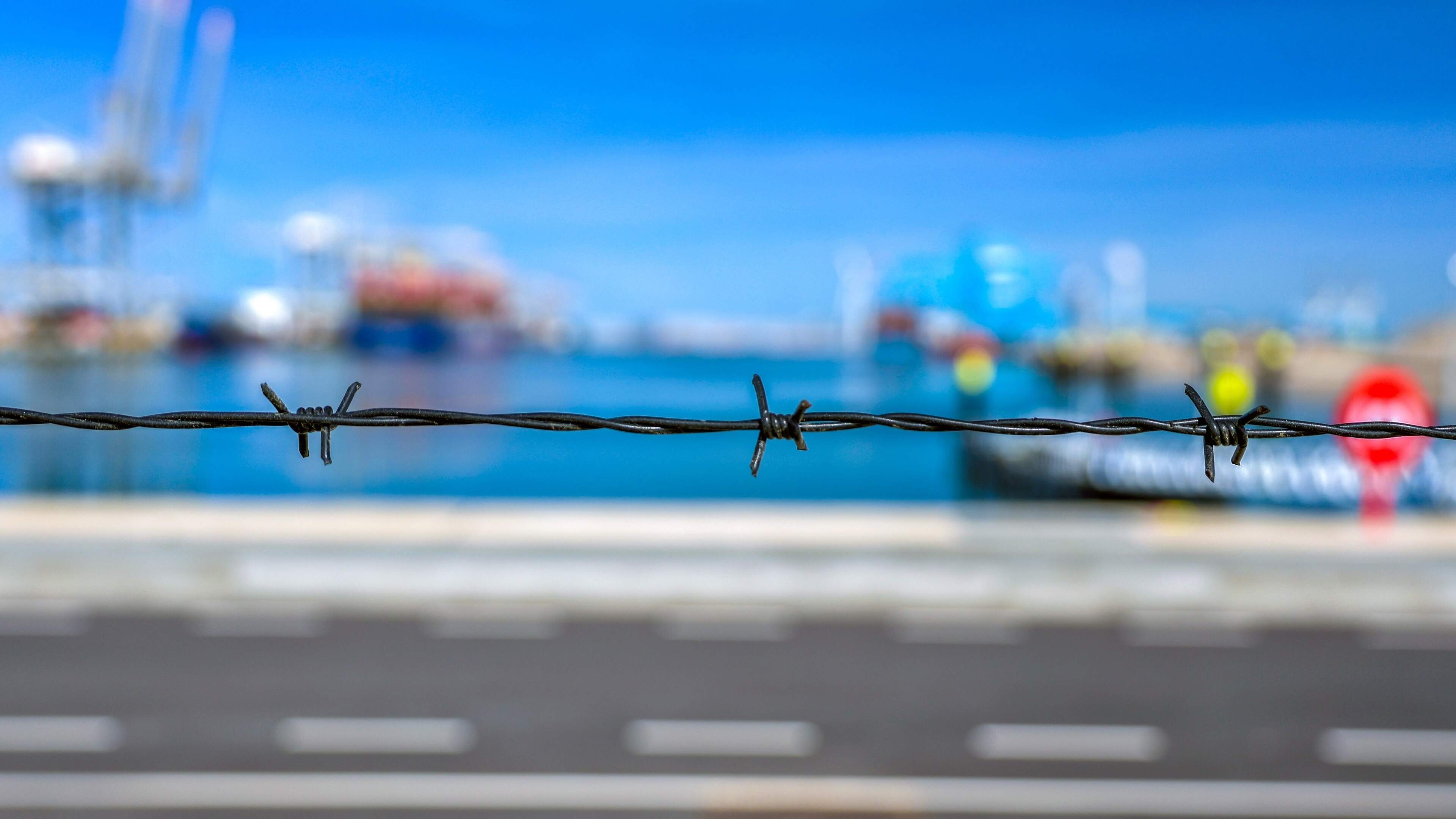 Container met mogelijk gevaarlijke stoffen valt uit havenkraan op schip in havengebied Rotterdam