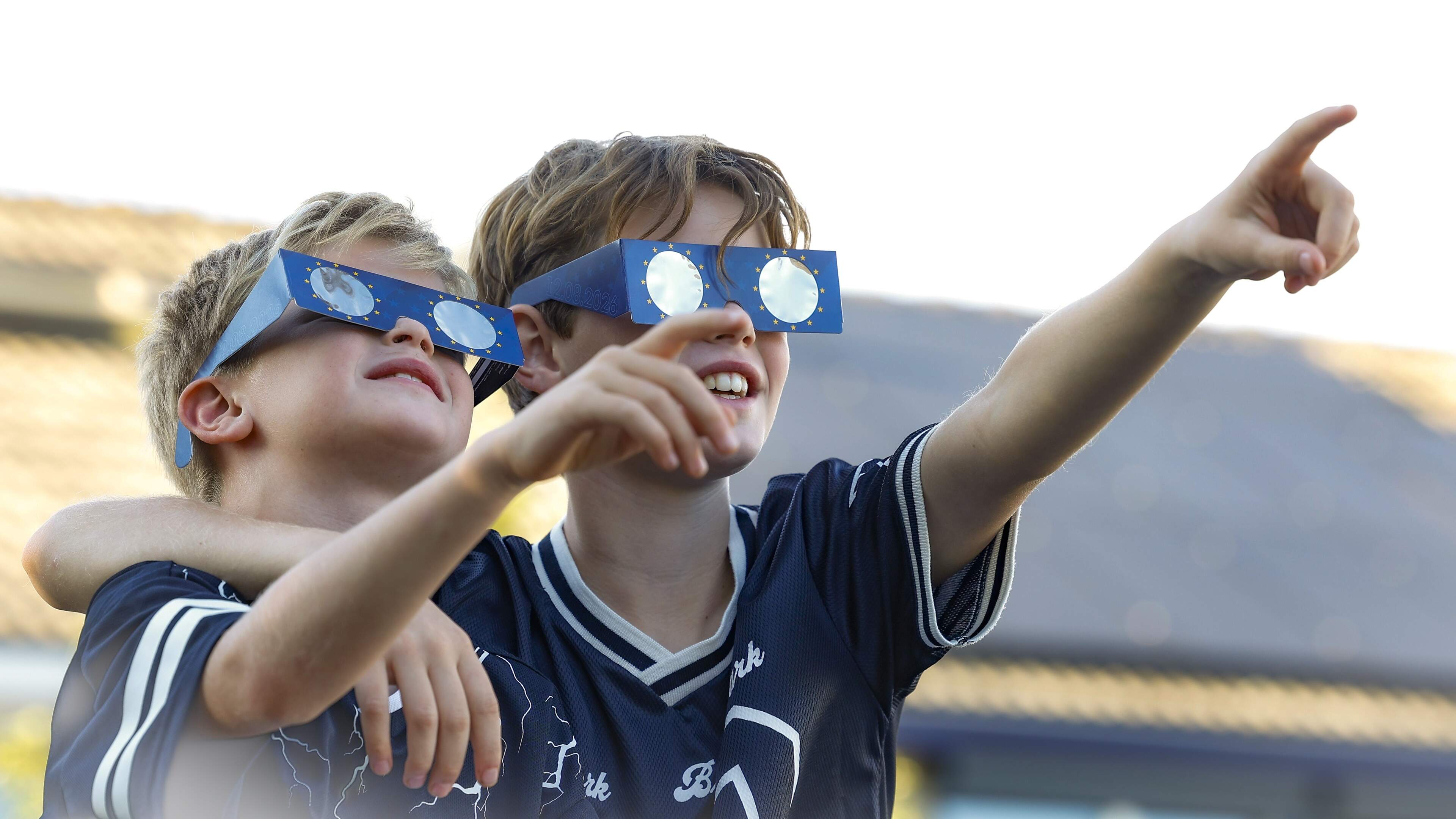 LIVE | Aftellen tot zonsverduistering: kinderoogartsen bezorgd en politie waarschuwt niet te gaan rijden met een eclipsbril op