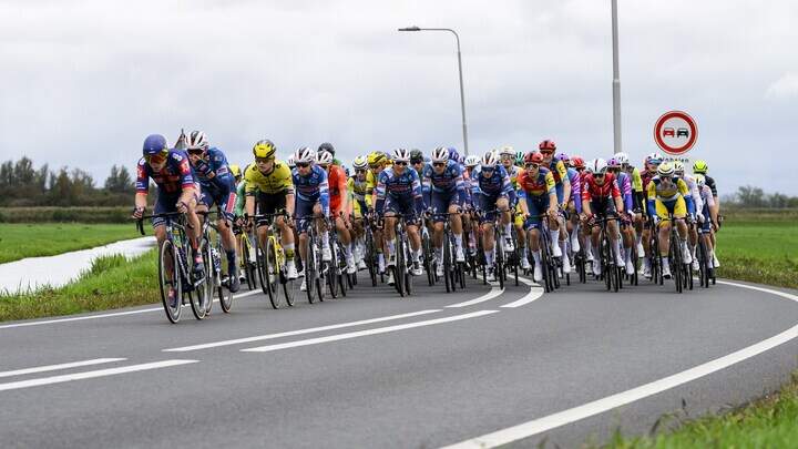 Fabio Jakobsen sleurt op kop van het peloton in de Tour of Holland, de wielerronde die eerder werd stilgelegd vanwege gevaarlijke situaties. Niet de politie, maar vrijwilligers regelen het verkeer en dat is niet te verantwoorden, waarschuwt Jos Benders..