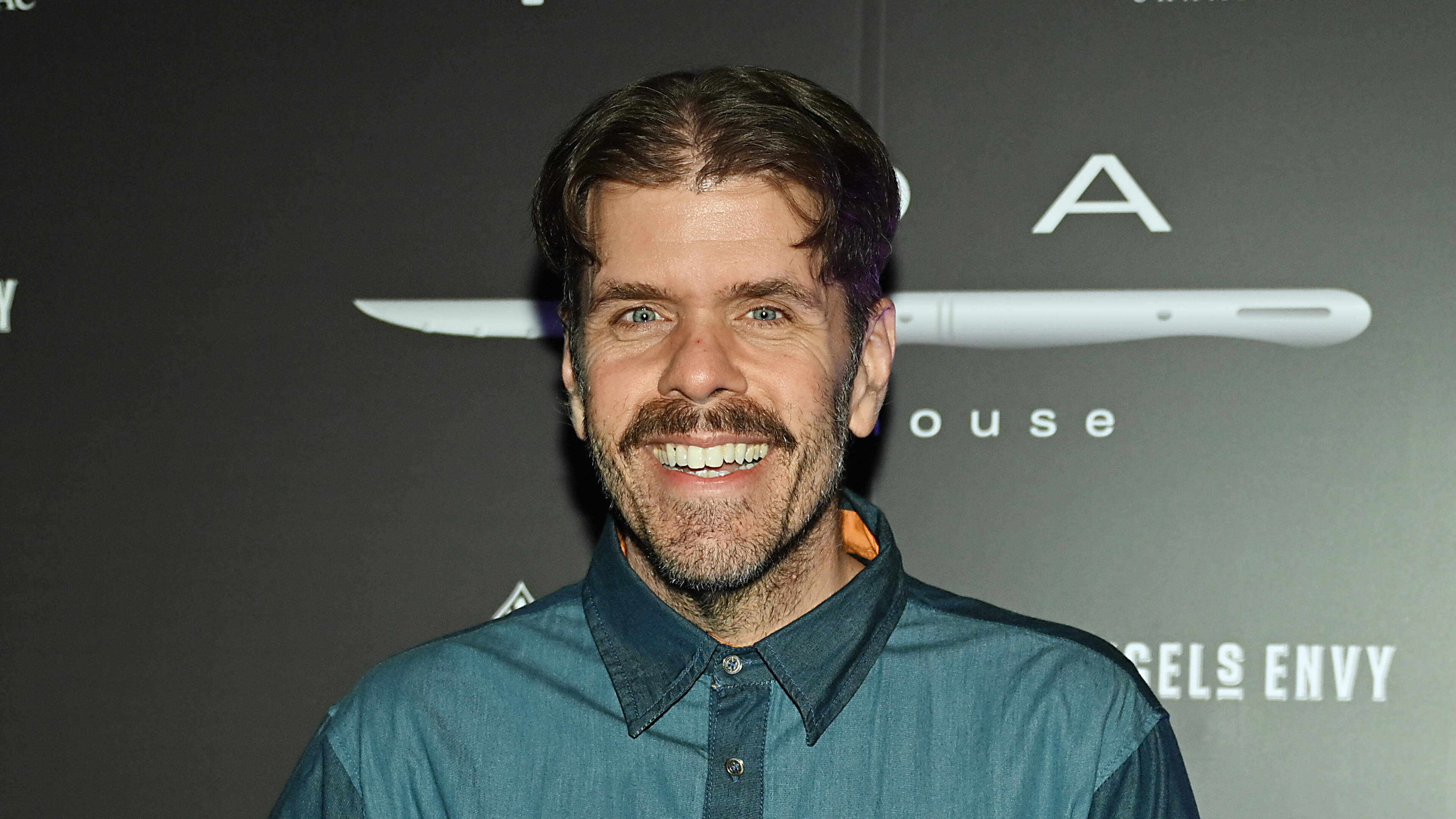 Ooit gevreesd en uitgekotst door sterren, nu zelf in crisis: de genadeloze val van roddelkoning Perez Hilton
