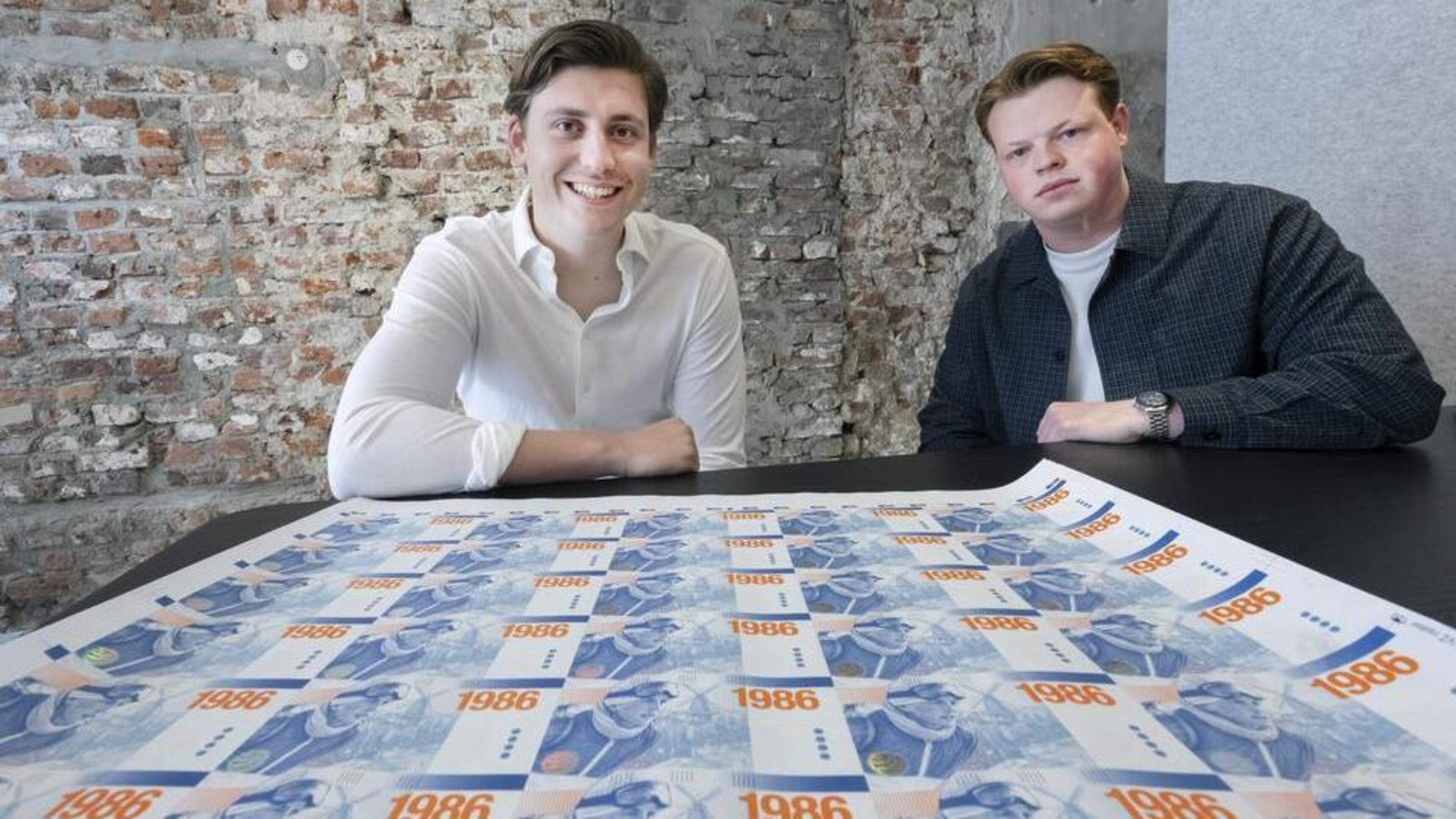 Voor Koningsdag maken Max (24) en Rick (23) uit Dokkum bankbiljet van schaatsende koning: ’Ik vind het te gek’