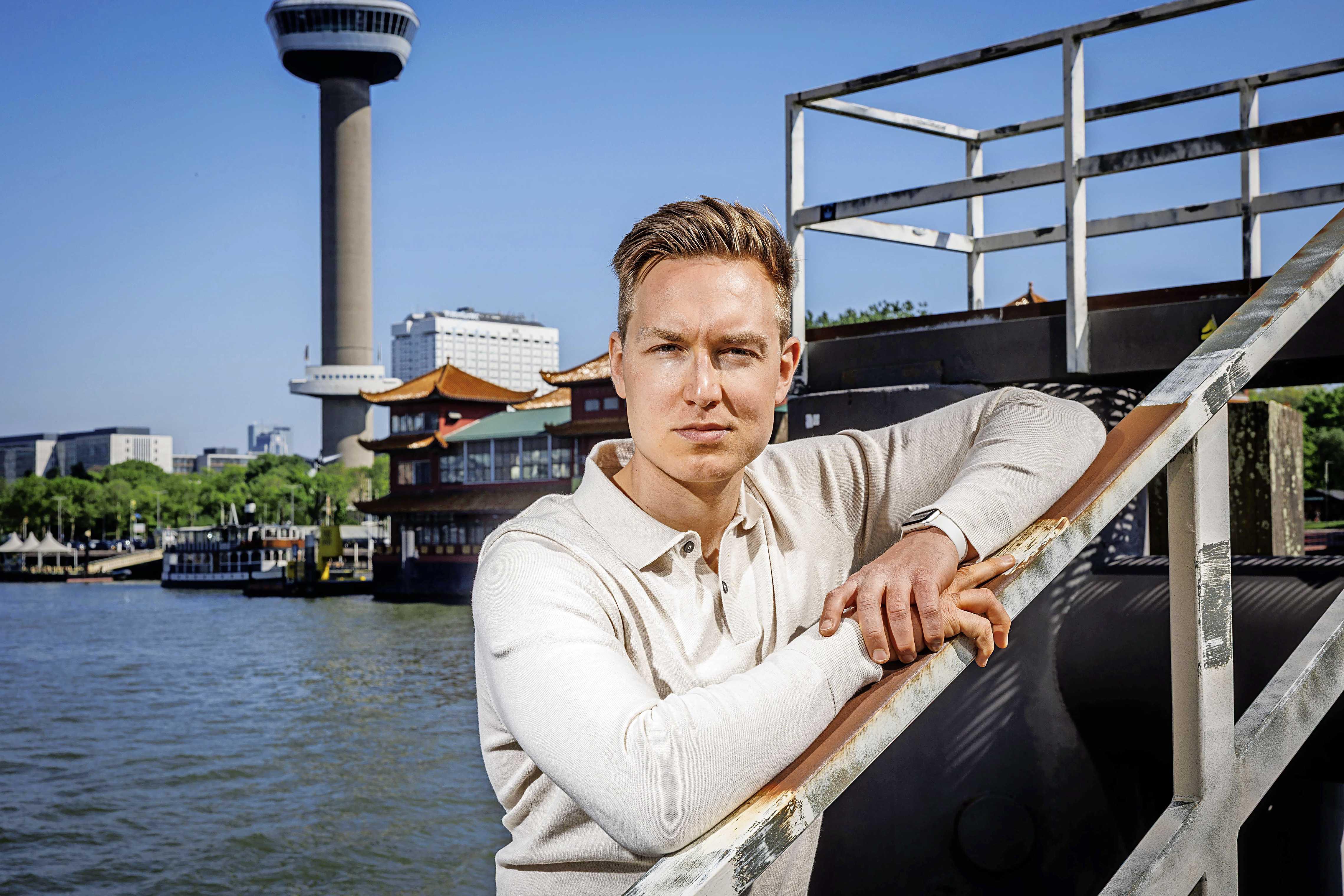 Waarom krijgen 65+’ers eigenlijk overal korting? Econoom Jona van Loenen (30) ontrafelt ’prijsgeheim