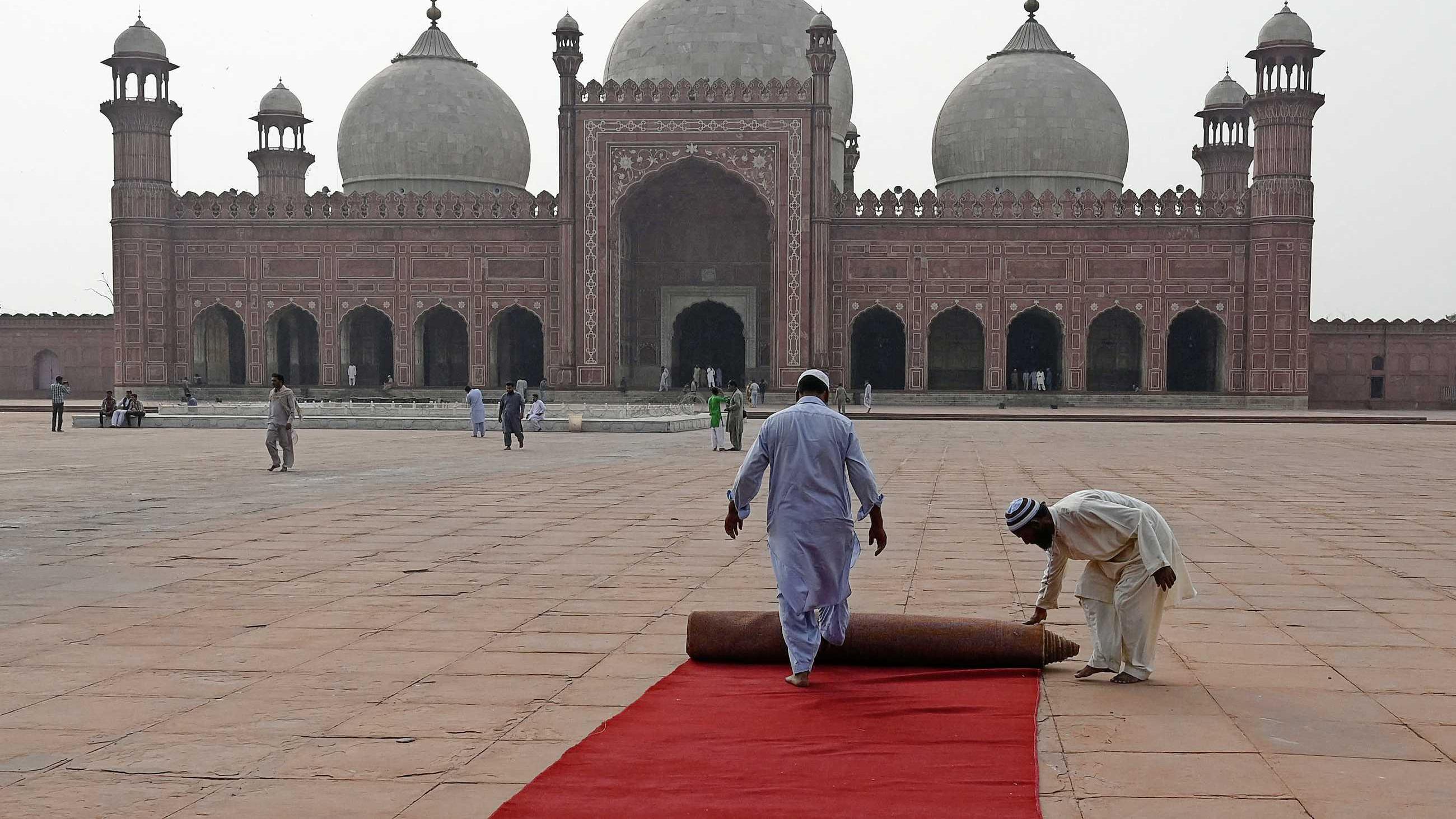 Pakistan verbiedt rode lopers om overheidsuitgaven te beperken | De ...