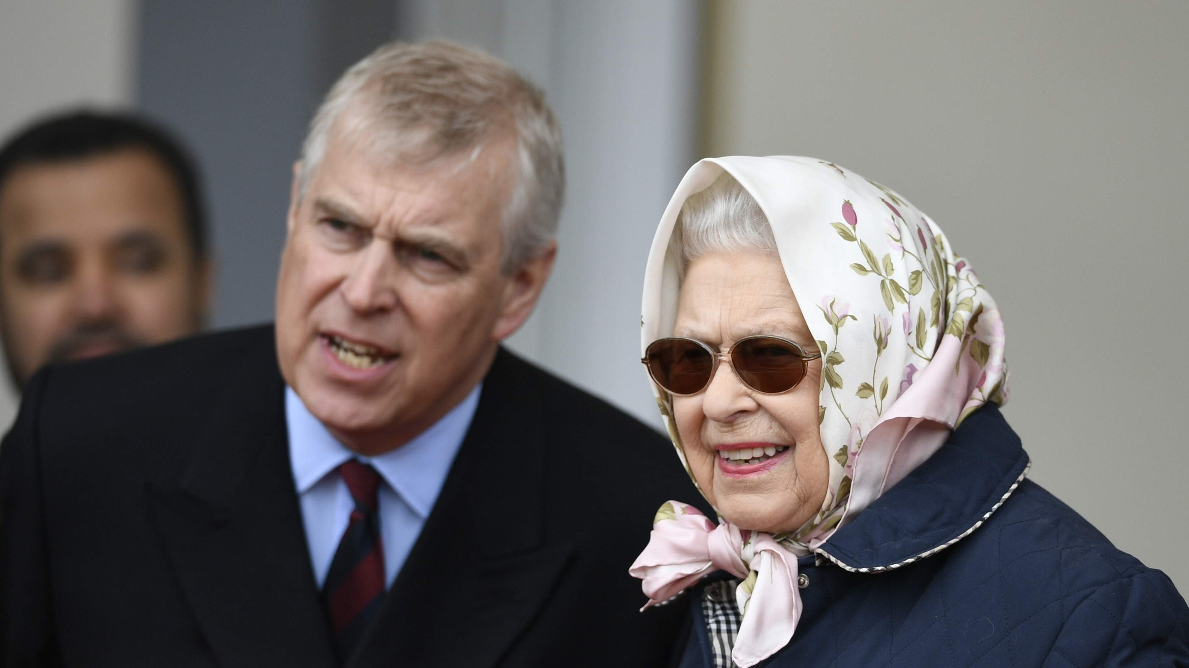 Andrew dreigt Queen Elizabeth mee te sleuren in zijn val: nieuwe onthullingen over kwalijke rol zijn ’smet’ op blazoen overleden vorstin